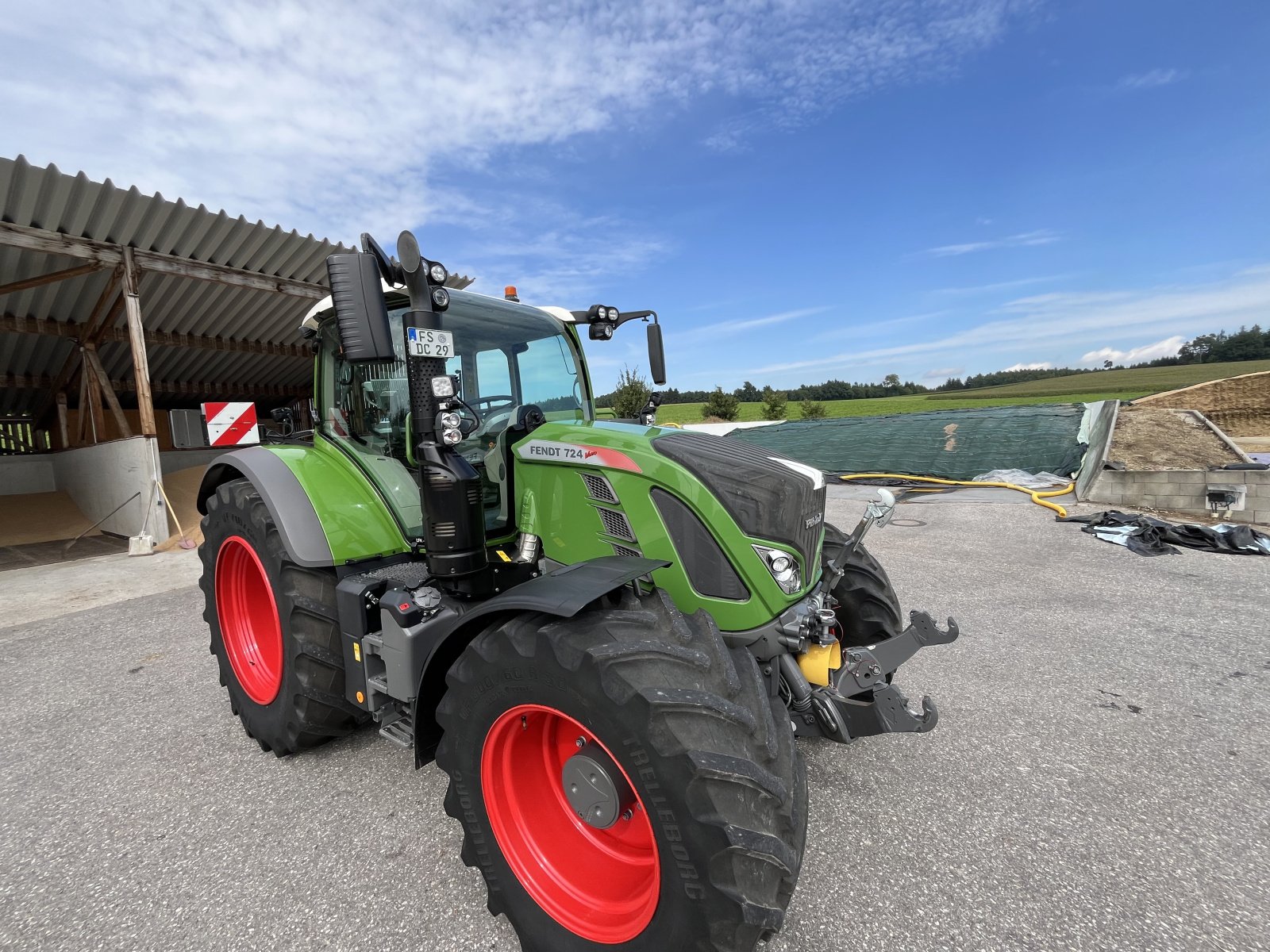 Traktor of the type Fendt 724 Vario ProfiPlus, Gebrauchtmaschine in Massenhausen  (Picture 2)