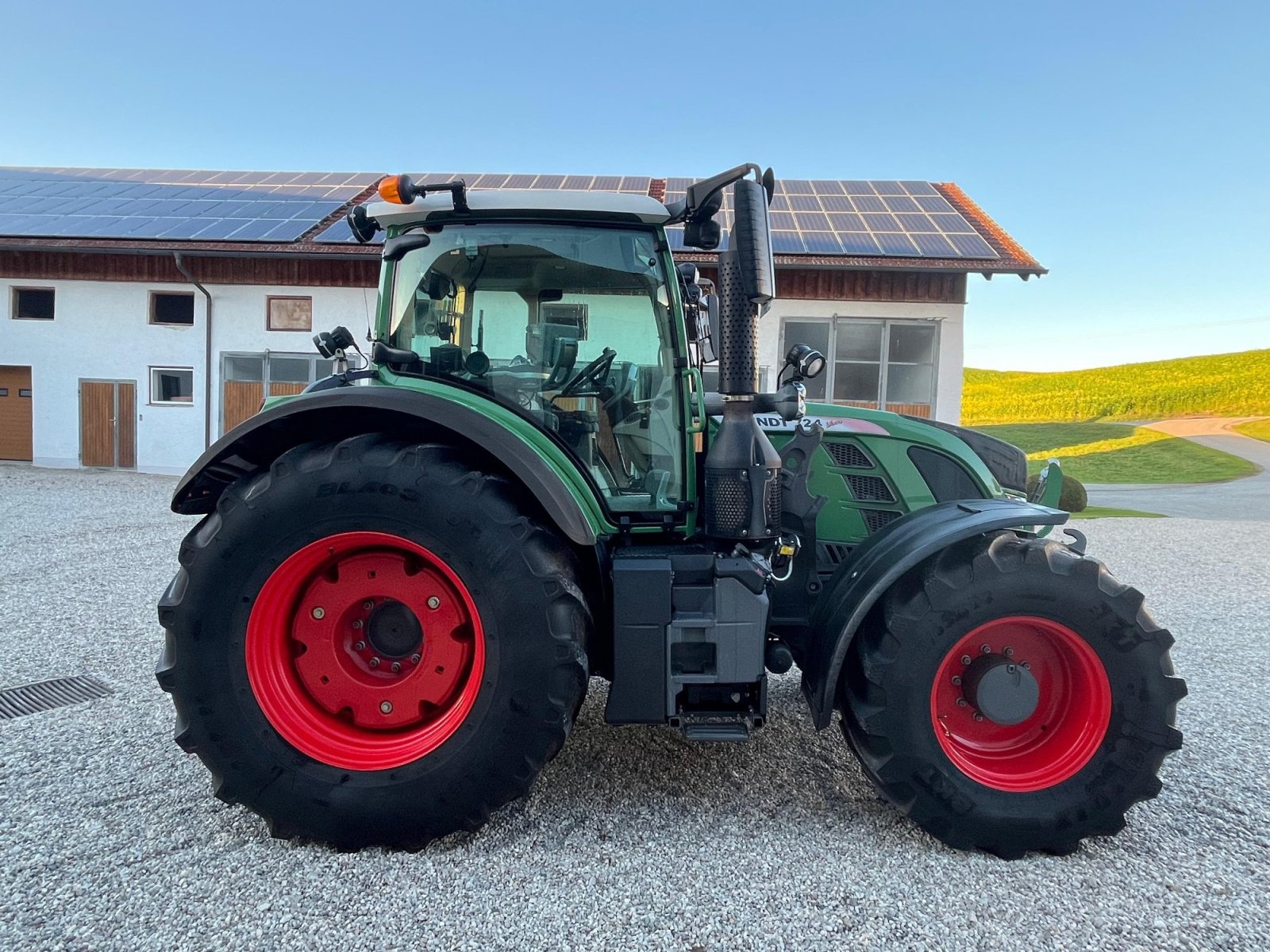 Traktor des Typs Fendt 724 Vario ProfiPlus, Gebrauchtmaschine in Bayern - Tettenweis (Bild 2)