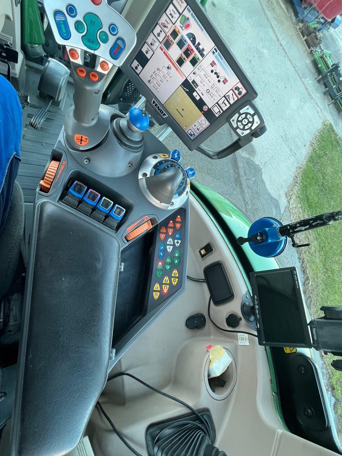 Traktor des Typs Fendt 724 Vario ProfiPlus, Gebrauchtmaschine in Bayern - Tettenweis (Bild 5)