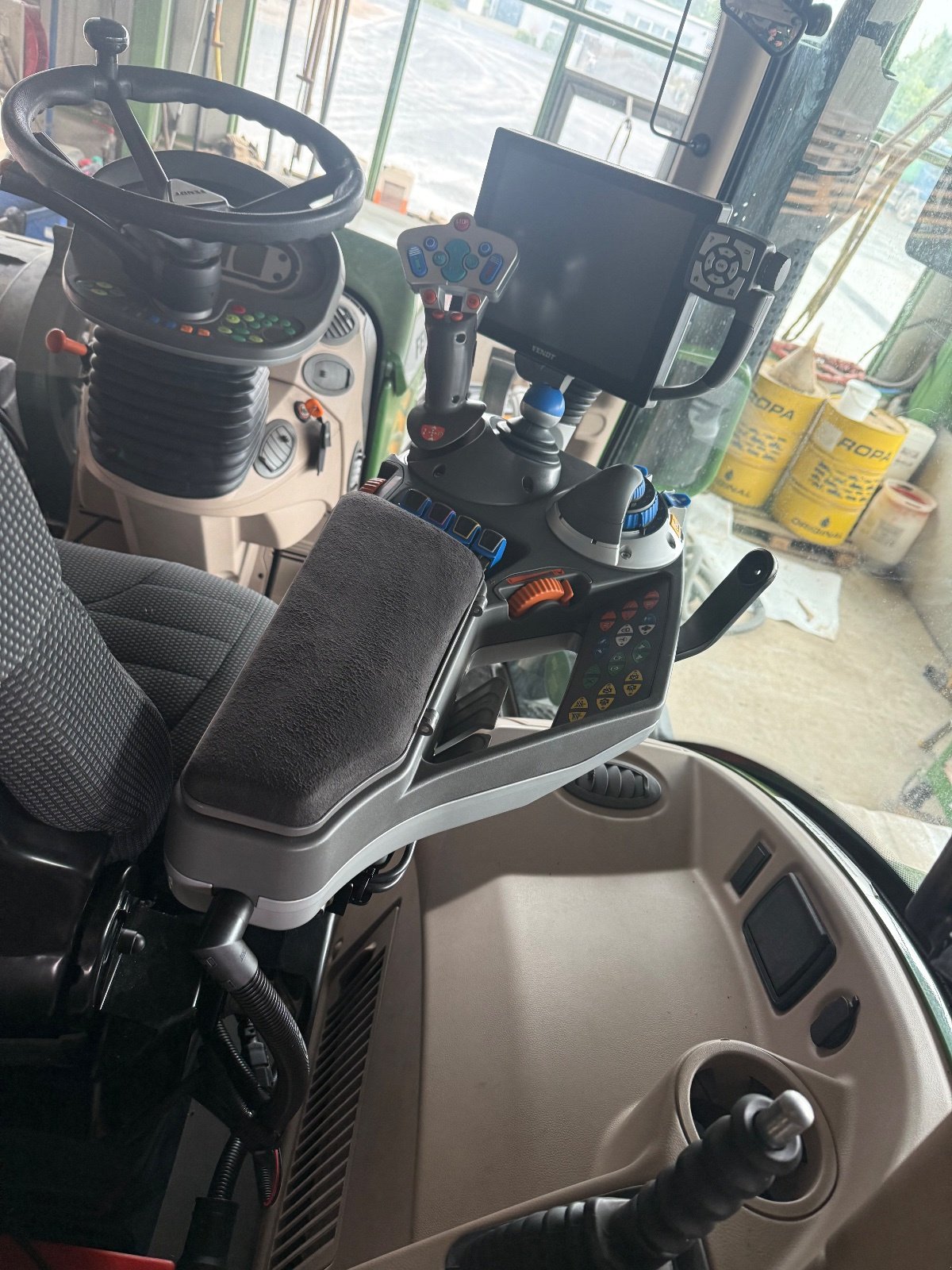 Traktor of the type Fendt 724 Vario ProfiPlus, Gebrauchtmaschine in Geroldshausen (Picture 16)