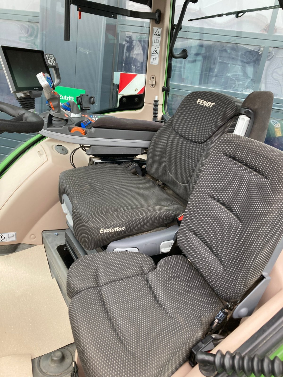 Traktor типа Fendt 724 Vario S4 Profi Plus, Gebrauchtmaschine в Wülfershausen an der Saale (Фотография 15)