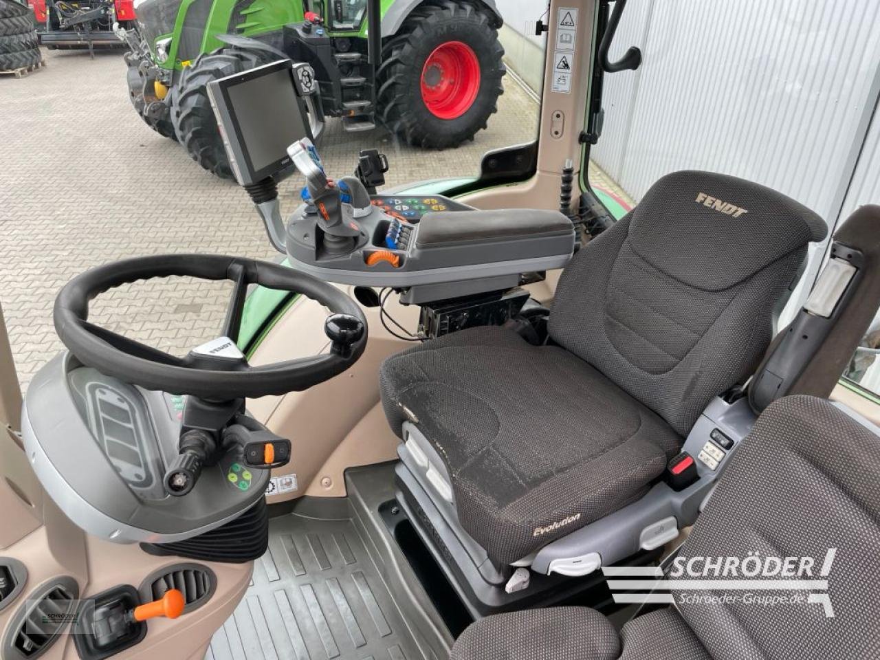 Traktor типа Fendt 724 VARIO S4 PROFI PLUS, Gebrauchtmaschine в Wildeshausen (Фотография 12)