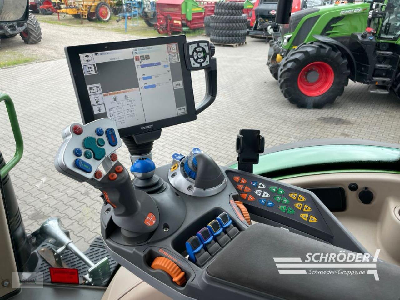 Traktor типа Fendt 724 VARIO S4 PROFI PLUS, Gebrauchtmaschine в Wildeshausen (Фотография 15)