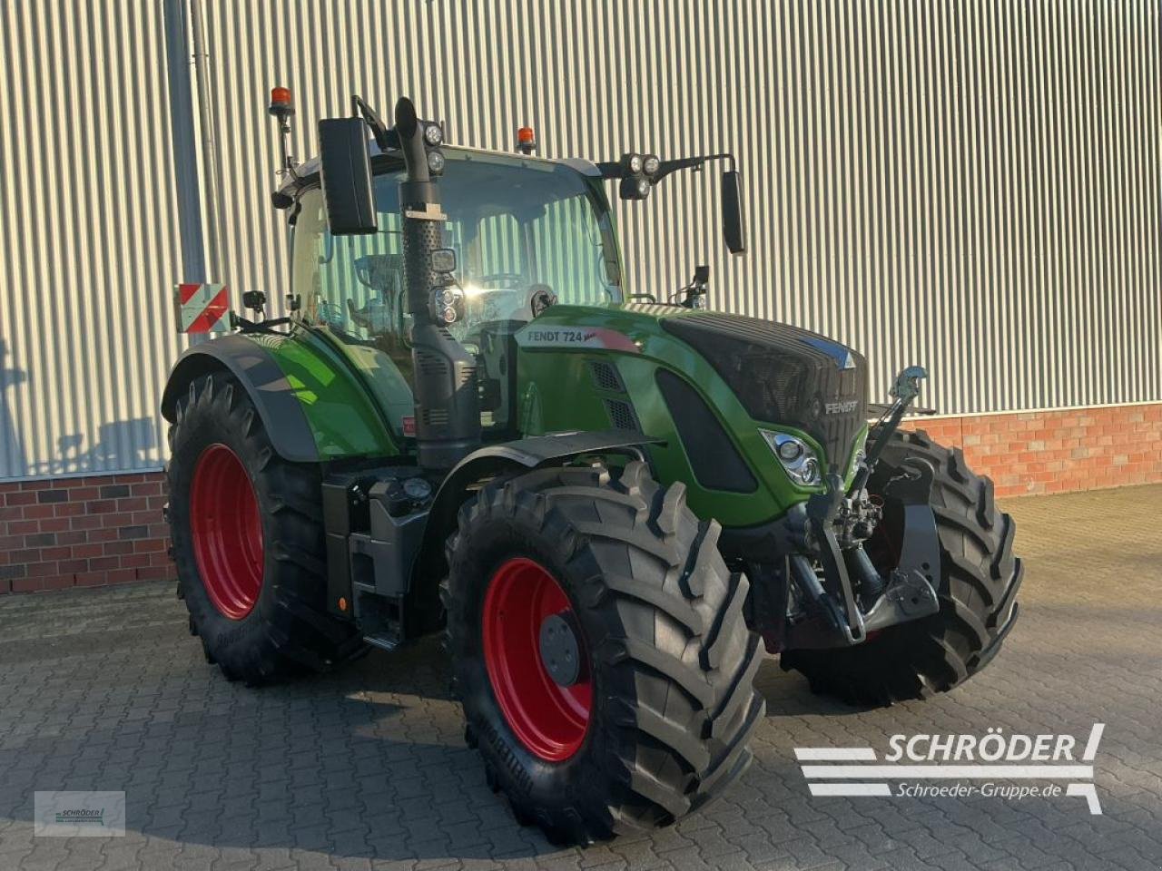 Traktor of the type Fendt 724 VARIO S4 PROFI PLUS, Gebrauchtmaschine in Lastrup (Picture 2)