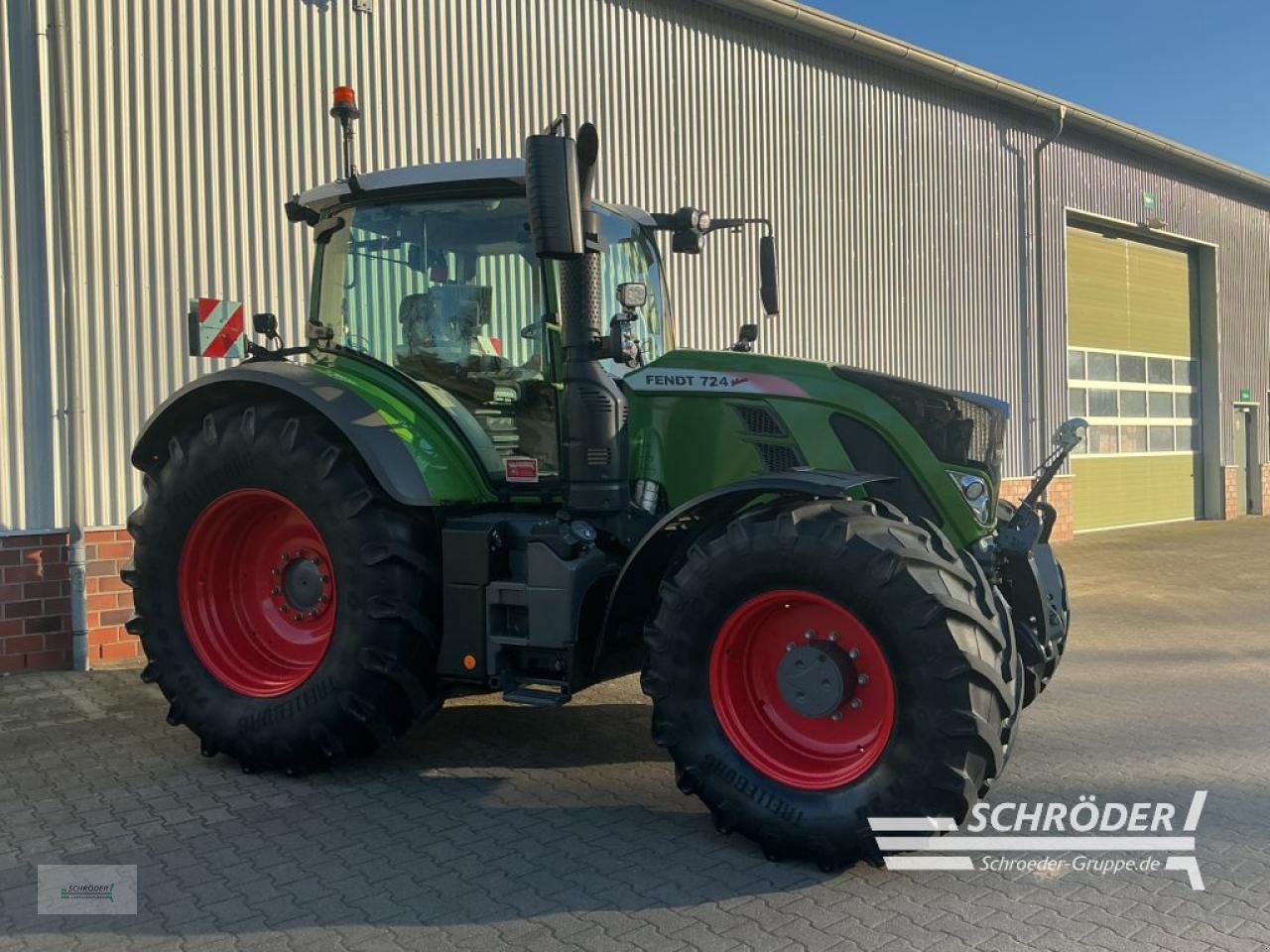 Traktor of the type Fendt 724 VARIO S4 PROFI PLUS, Gebrauchtmaschine in Lastrup (Picture 3)
