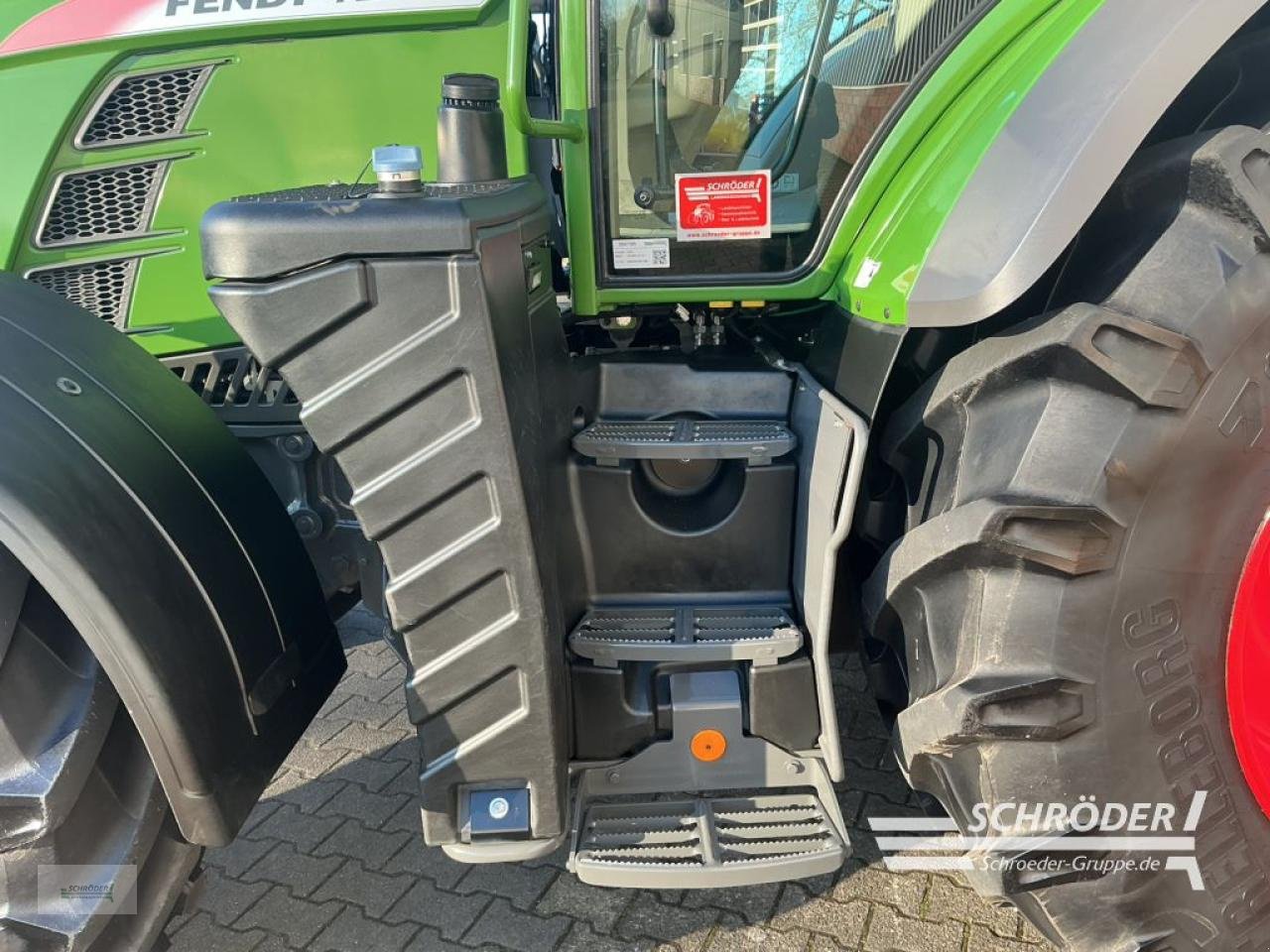 Traktor of the type Fendt 724 VARIO S4 PROFI PLUS, Gebrauchtmaschine in Lastrup (Picture 17)