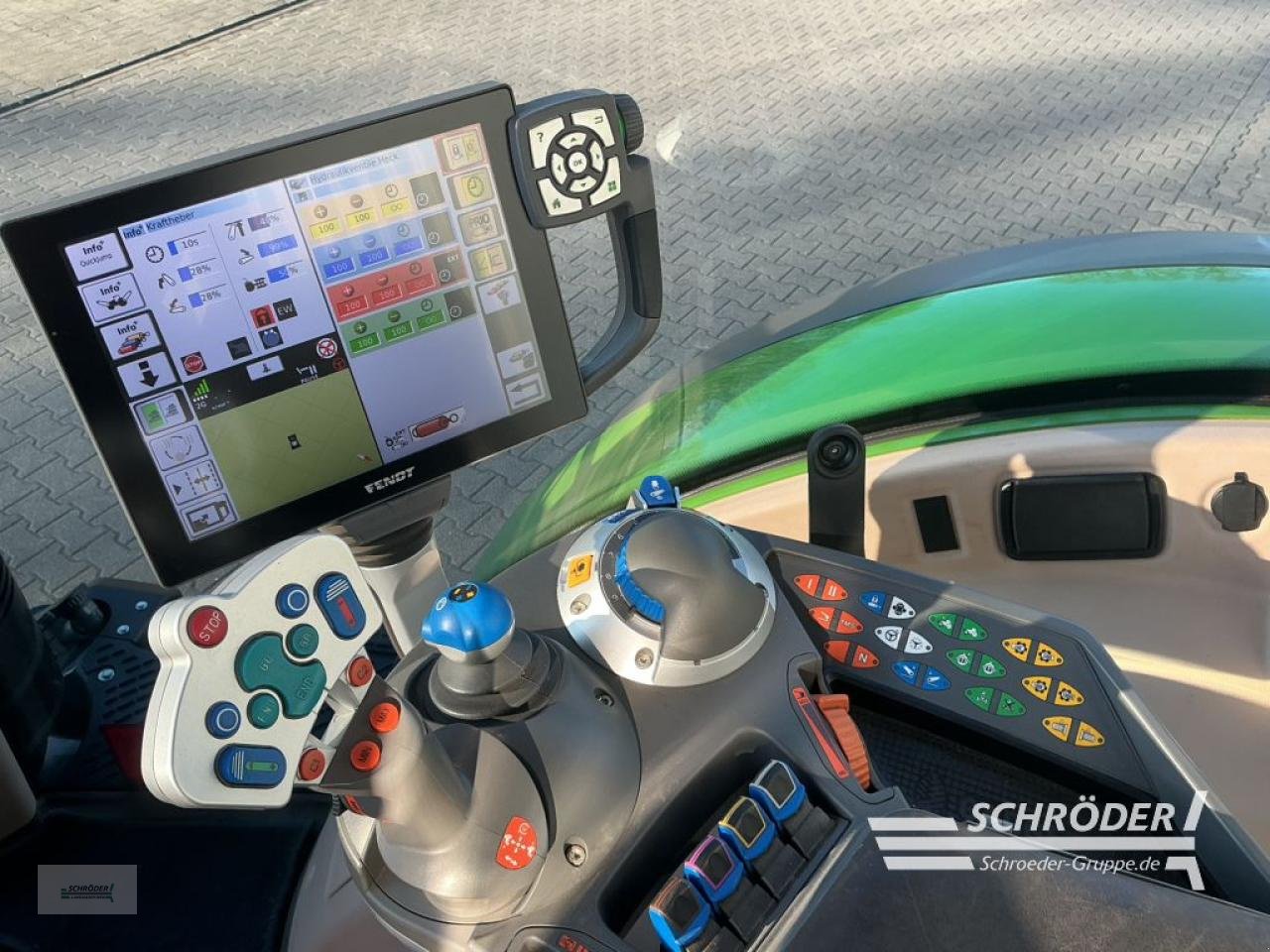 Traktor of the type Fendt 724 VARIO S4 PROFI PLUS, Gebrauchtmaschine in Lastrup (Picture 23)