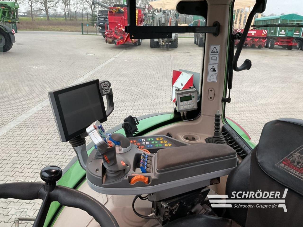 Traktor des Typs Fendt 724 VARIO S4 PROFI PLUS, Gebrauchtmaschine in Holdorf (Bild 15)