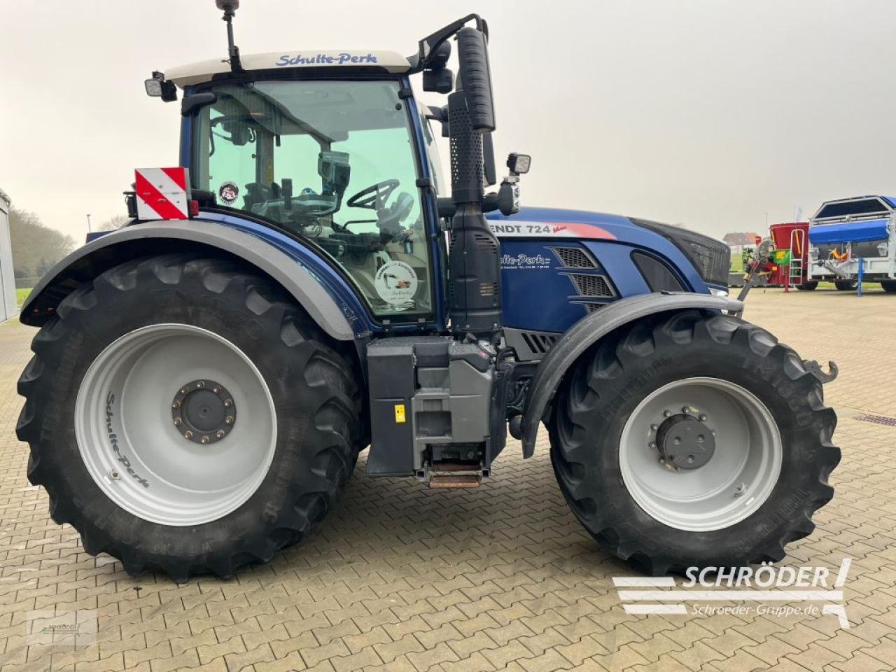 Traktor des Typs Fendt 724 VARIO S4 PROFI, Gebrauchtmaschine in Scharrel (Bild 3)