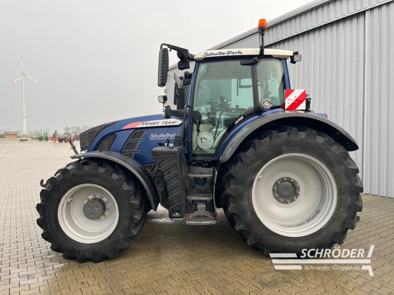 Traktor des Typs Fendt 724 VARIO S4 PROFI, Gebrauchtmaschine in Scharrel (Bild 9)
