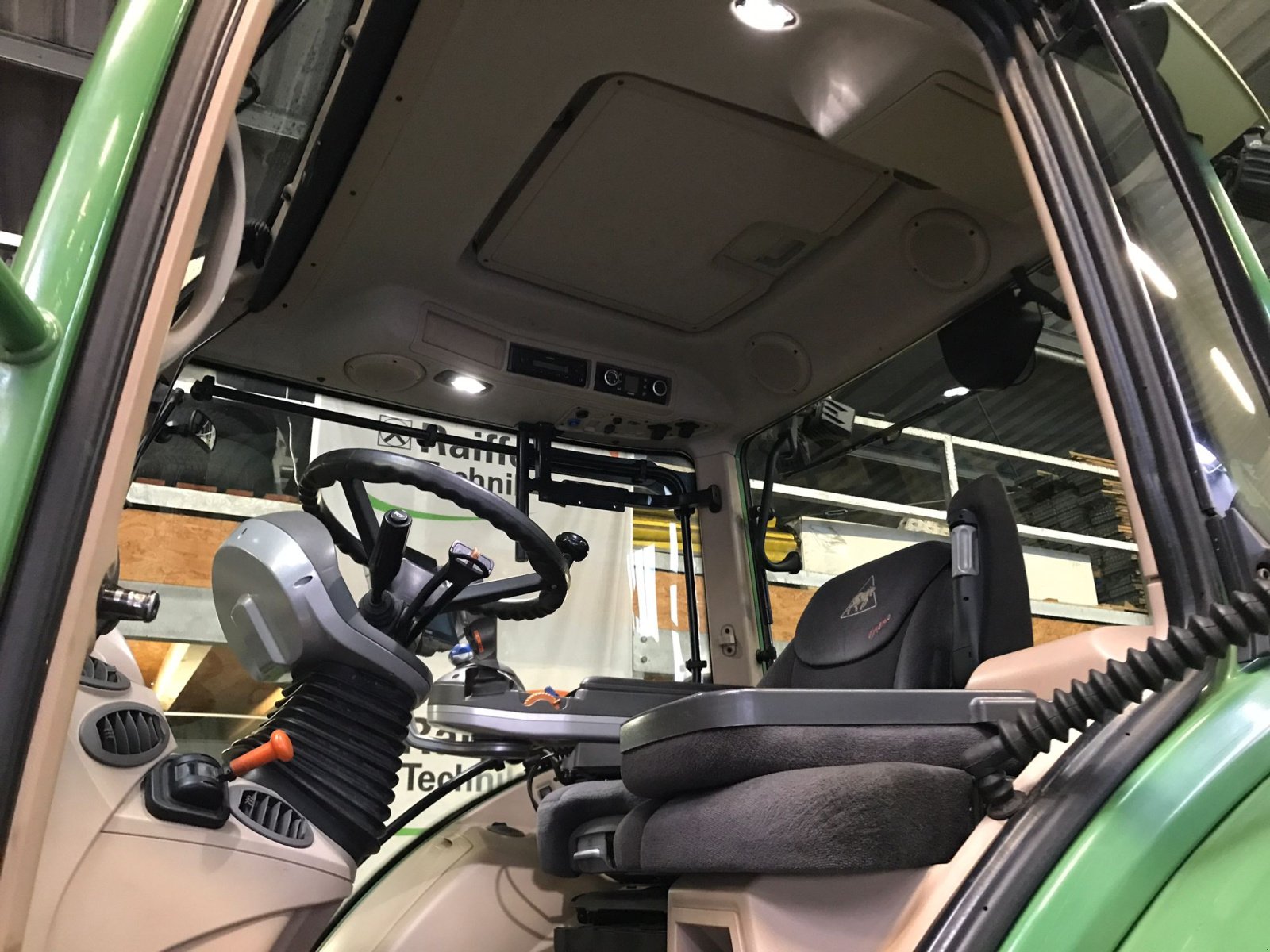 Traktor типа Fendt 724 Vario S4 ProfiPlus, Gebrauchtmaschine в Husum (Фотография 4)