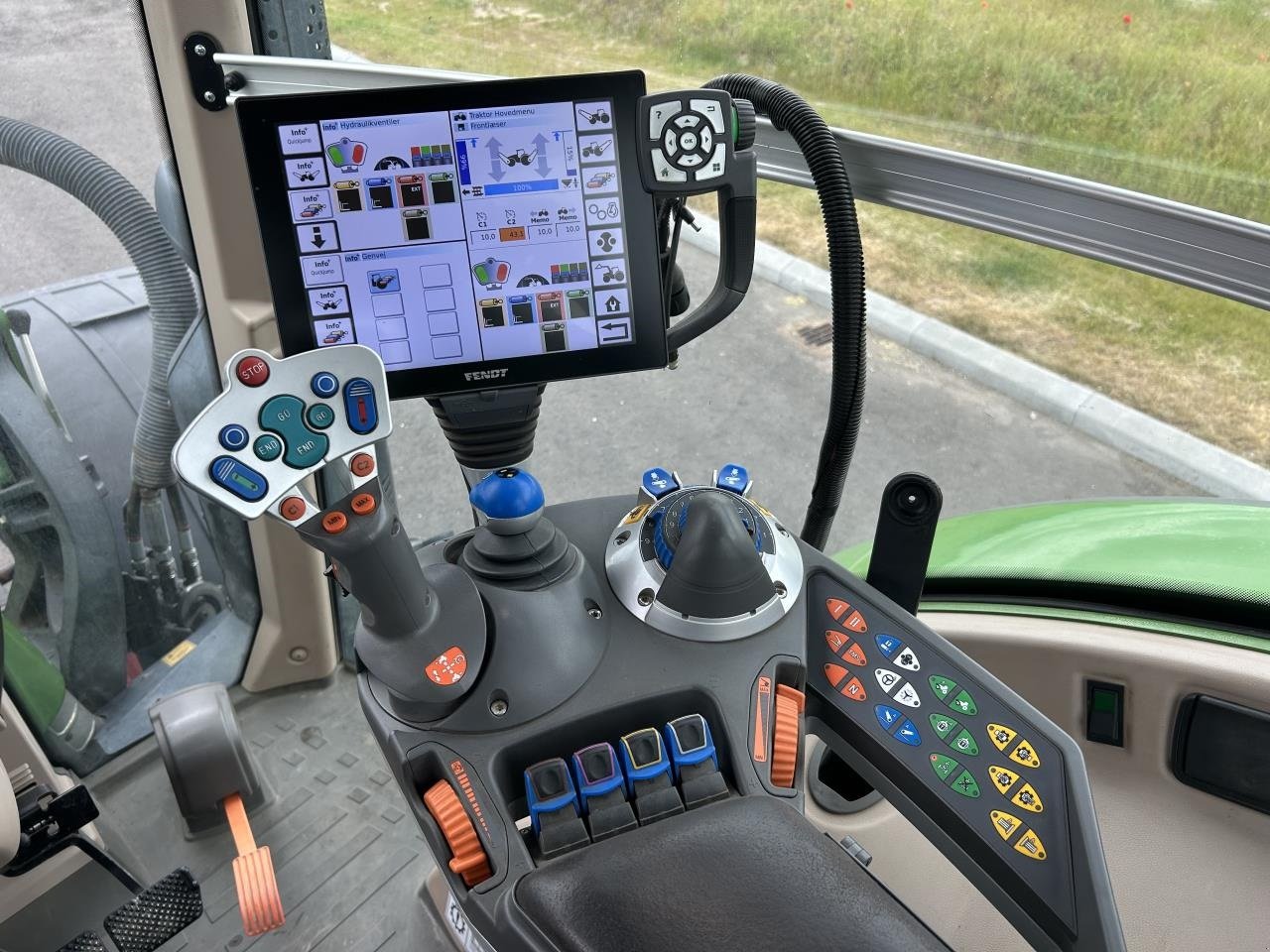 Traktor des Typs Fendt 724 VARIO S4, Gebrauchtmaschine in Randers SV (Bild 8)
