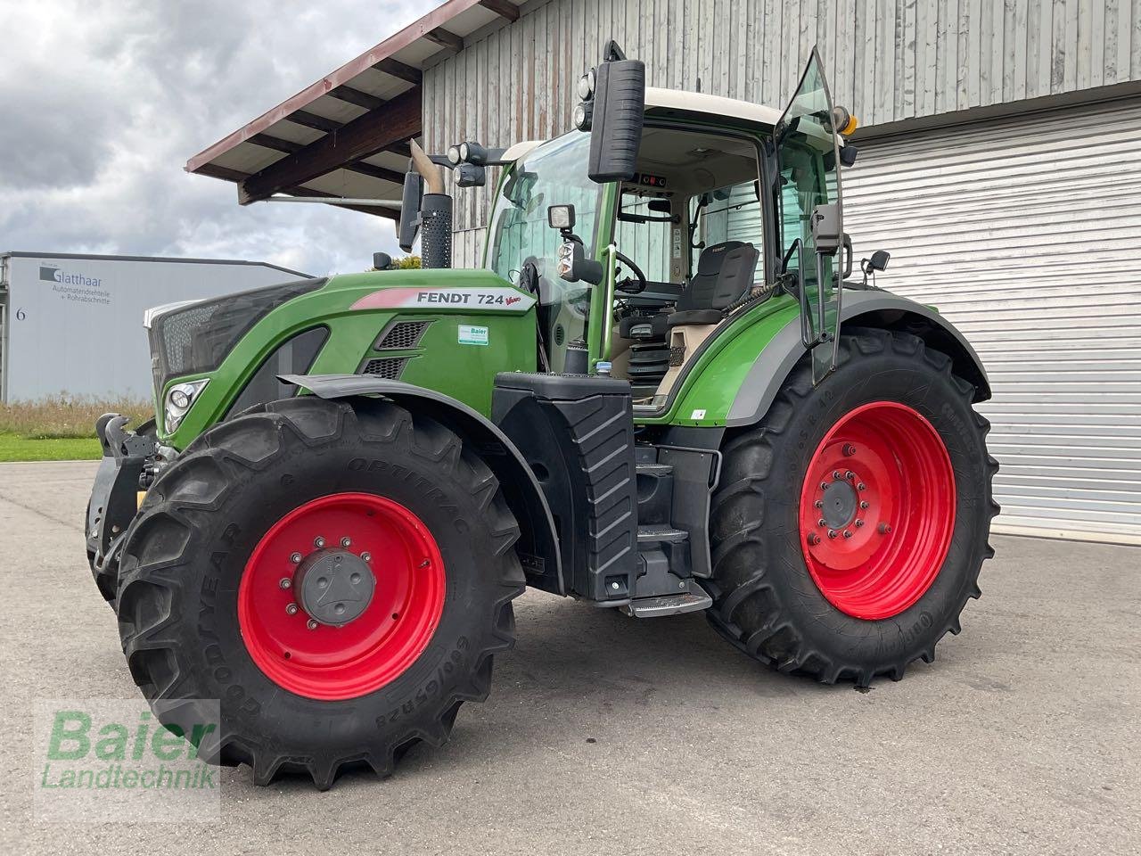 Traktor типа Fendt 724 Vario, Gebrauchtmaschine в OBERNDORF-HOCHMOESSINGEN (Фотография 1)