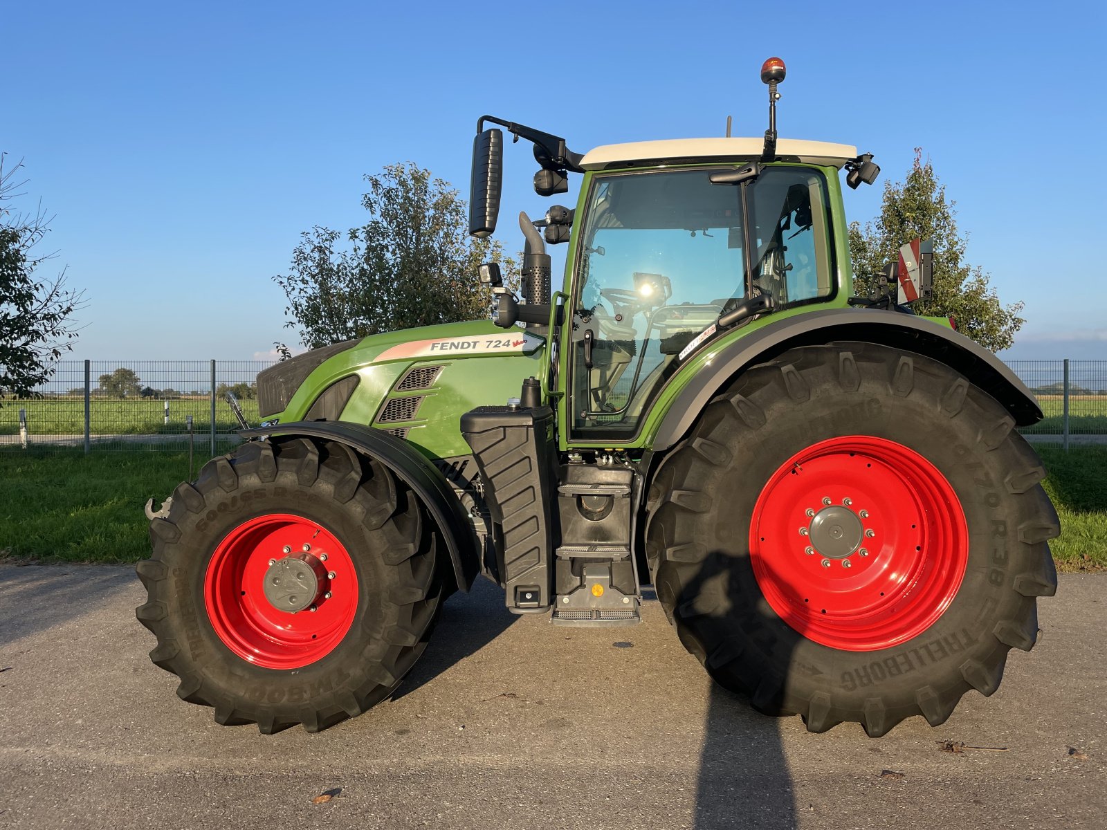 Traktor του τύπου Fendt 724 Vario, Gebrauchtmaschine σε Rheinhausen (Φωτογραφία 2)