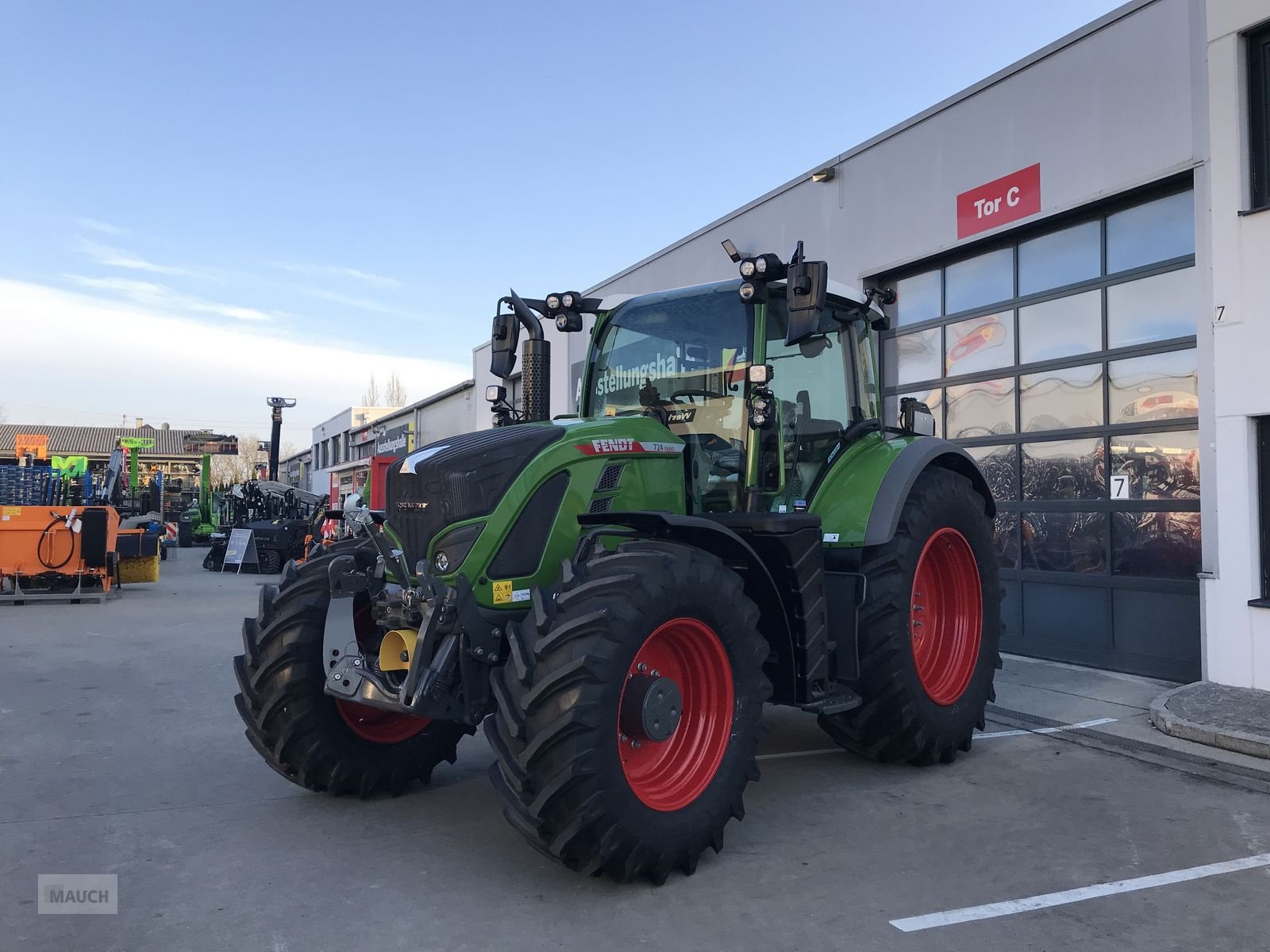 Traktor του τύπου Fendt 724 Vario, Neumaschine σε Burgkirchen (Φωτογραφία 1)
