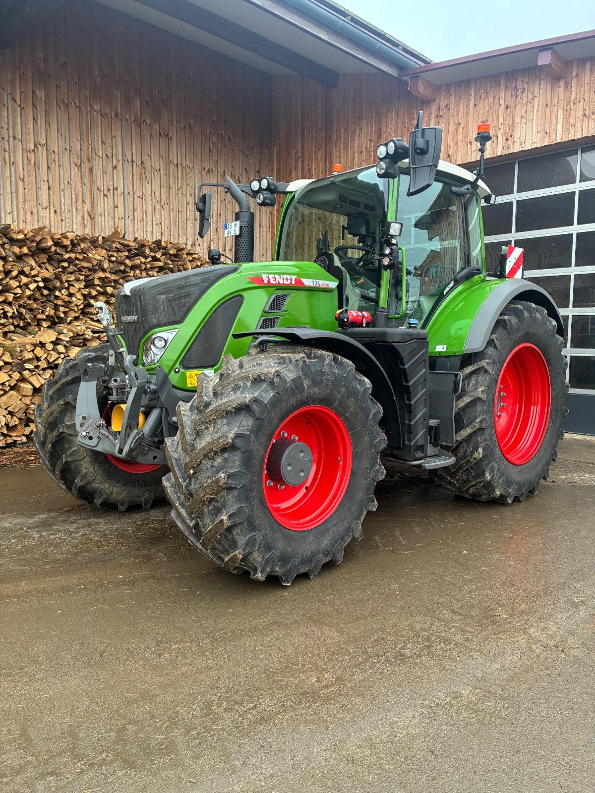 Traktor типа Fendt 724 Vario, Gebrauchtmaschine в Unterneukirchen (Фотография 1)