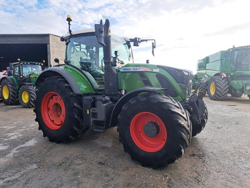 Traktor Türe ait Fendt 724, Gebrauchtmaschine içinde SAINT-GERMAIN DU PUY (resim 5)