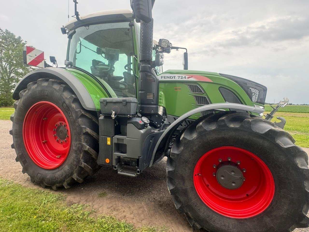 Traktor Türe ait Fendt 724, Gebrauchtmaschine içinde Saksøbing (resim 15)