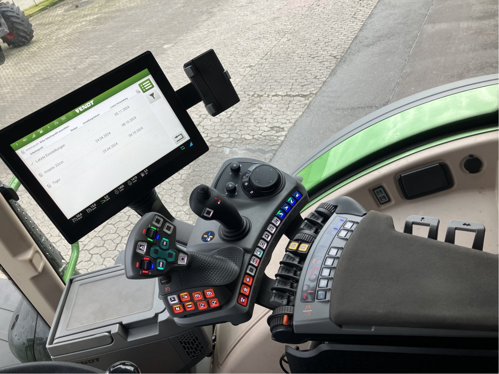 Traktor van het type Fendt 728 Vario Gen7 Profi+ Setting2, Gebrauchtmaschine in Hillerse (Foto 4)