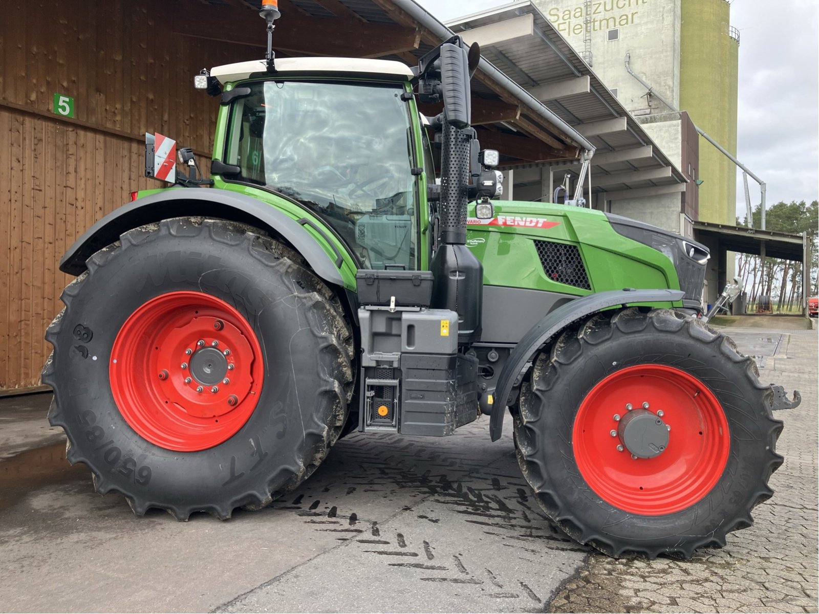 Traktor van het type Fendt 728 Vario Gen7 Profi+ Setting2, Gebrauchtmaschine in Hillerse (Foto 9)