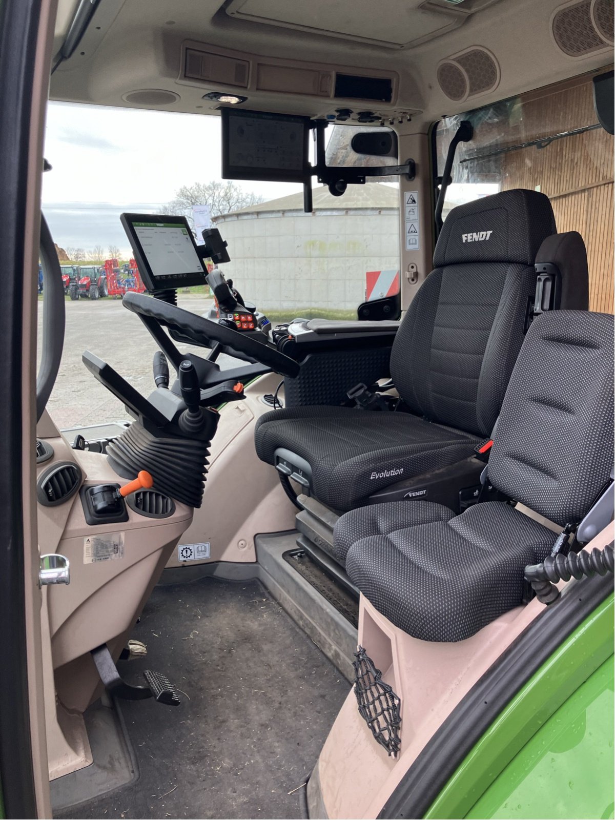 Traktor van het type Fendt 728 Vario Gen7 Profi+ Setting2, Gebrauchtmaschine in Hillerse (Foto 13)