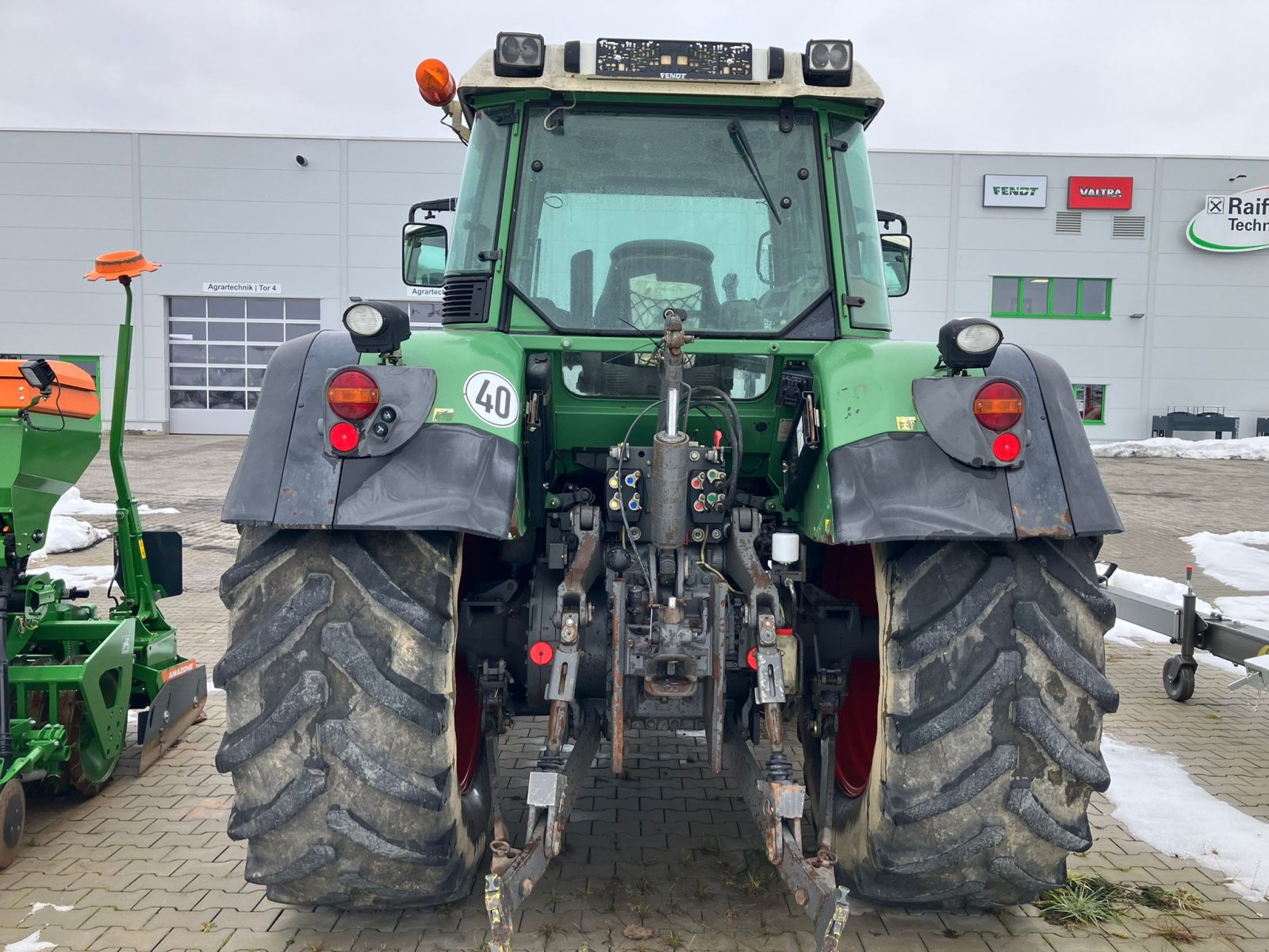 Traktor des Typs Fendt 820 Vario COM3, Gebrauchtmaschine in Amöneburg-Roßdorf (Bild 4)