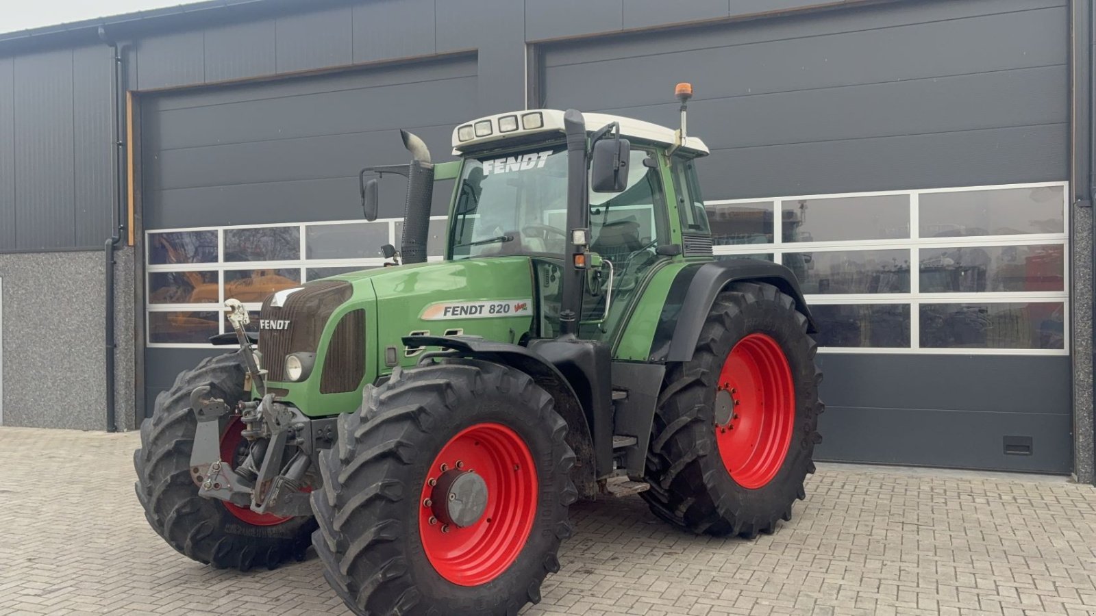 Traktor от тип Fendt 820, Gebrauchtmaschine в Wapenveld (Снимка 1)