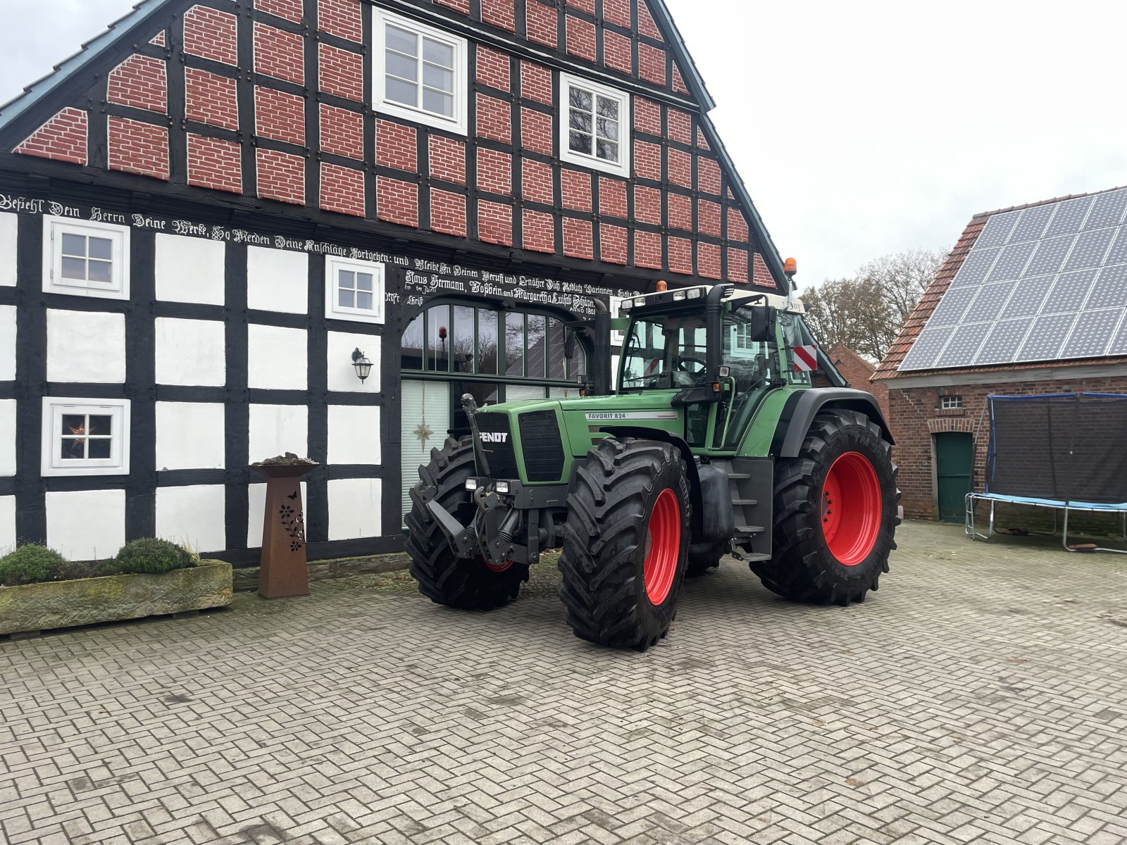 Traktor des Typs Fendt 824 Favorit, Gebrauchtmaschine in Bohmte (Bild 1)