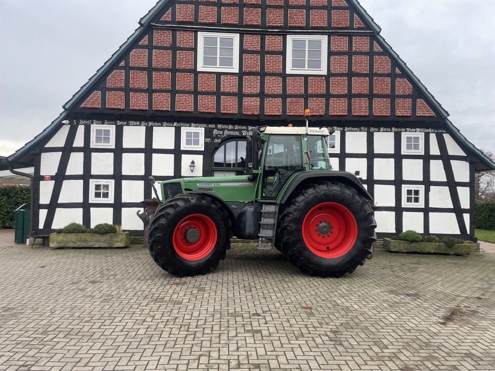 Traktor des Typs Fendt 824 Favorit, Gebrauchtmaschine in Bohmte (Bild 2)
