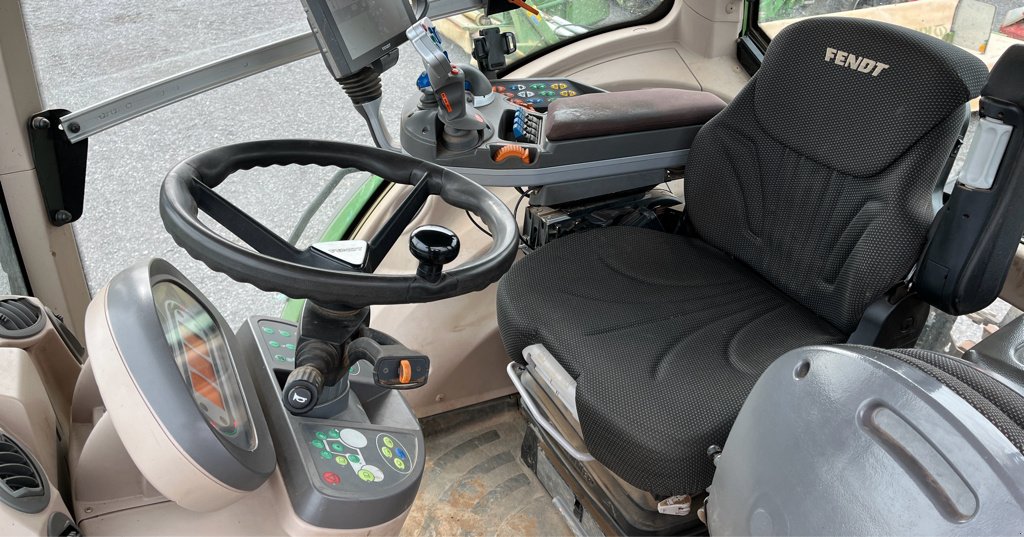 Traktor του τύπου Fendt 824 VARIO PROFI +, Gebrauchtmaschine σε Calmont (Φωτογραφία 11)