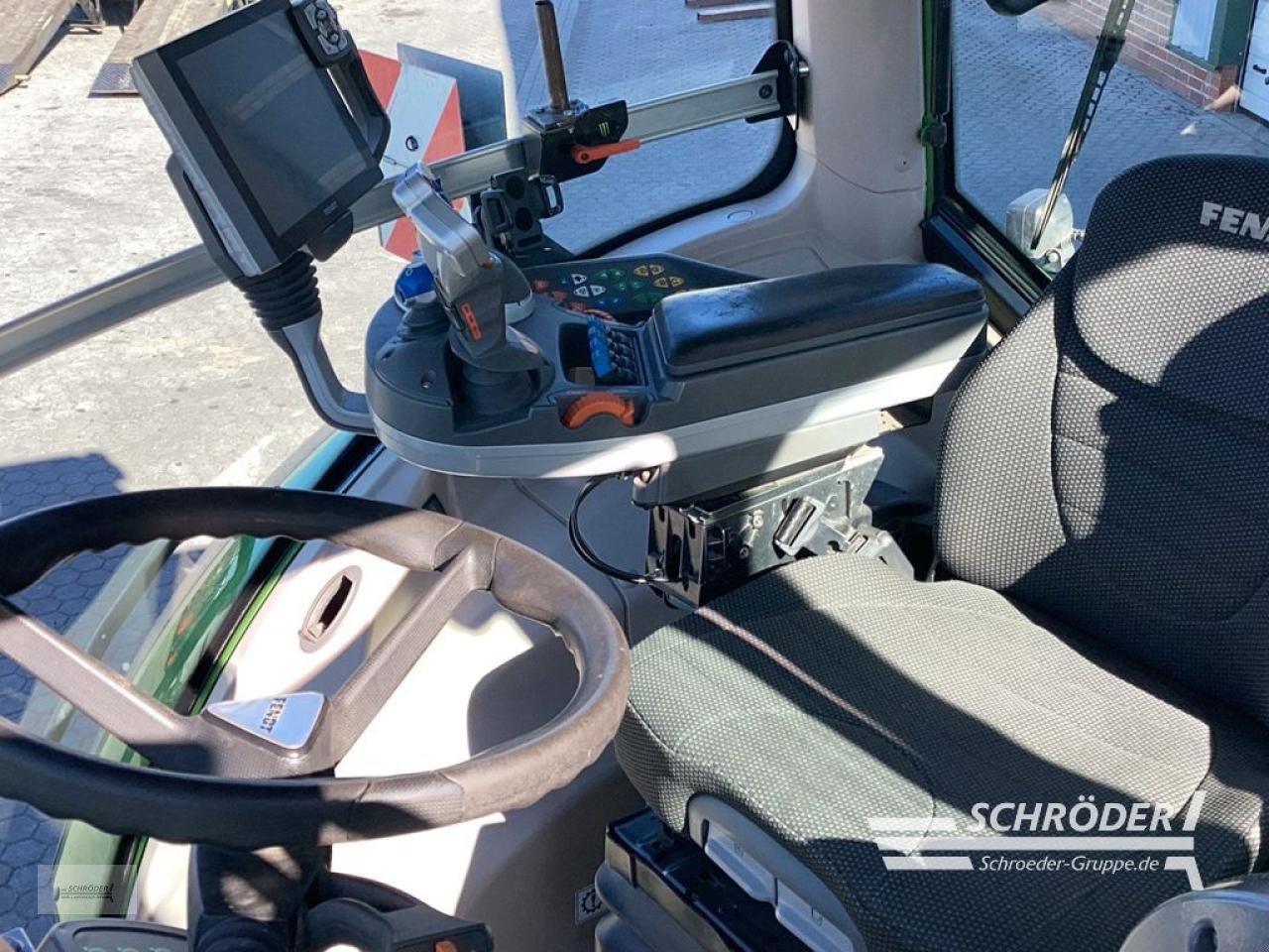 Traktor типа Fendt 824 VARIO S4 PROFI PLUS, Gebrauchtmaschine в Lastrup (Фотография 3)