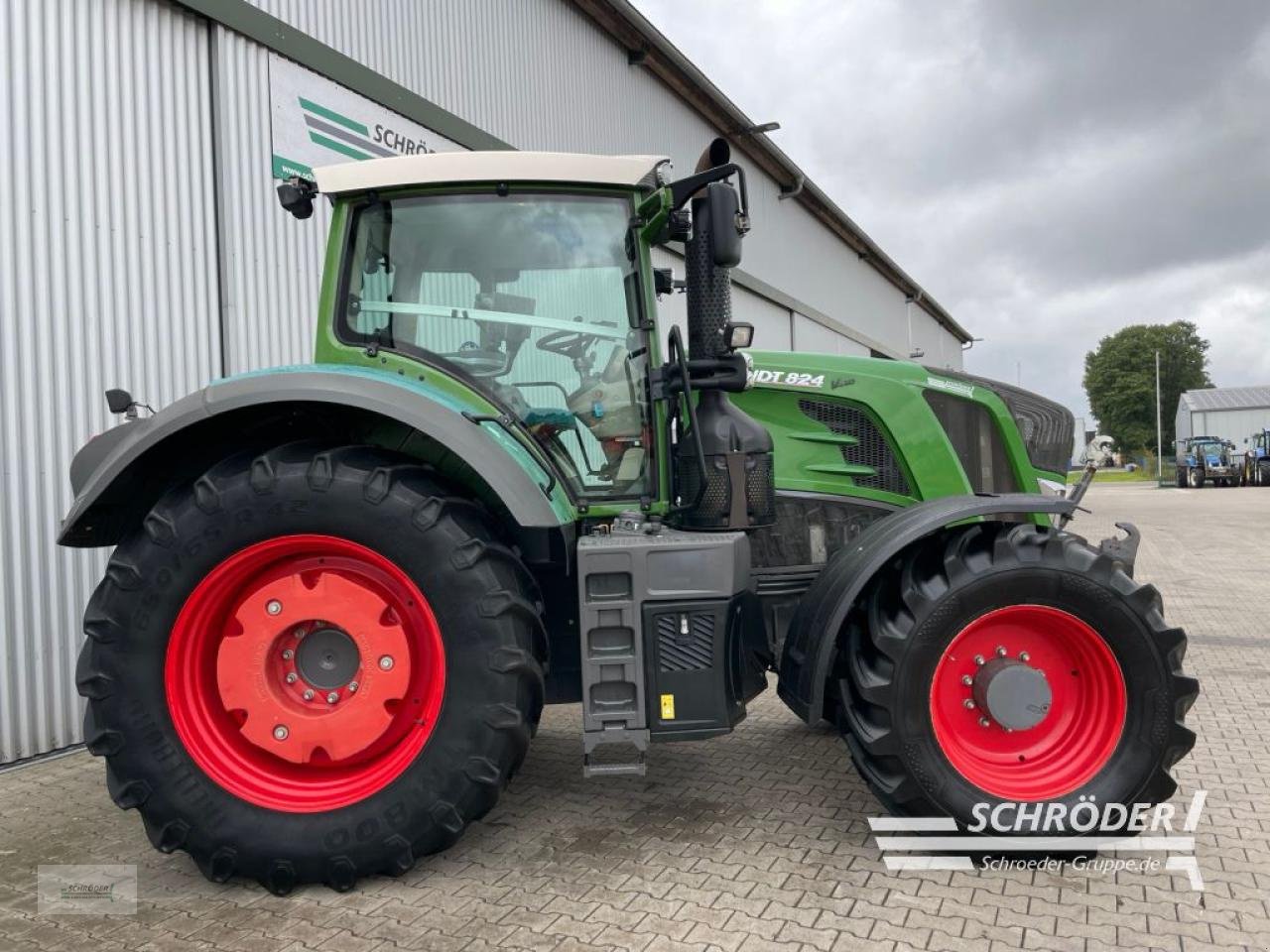 Traktor des Typs Fendt 824 VARIO S4 PROFI PLUS, Gebrauchtmaschine in Wildeshausen (Bild 2)