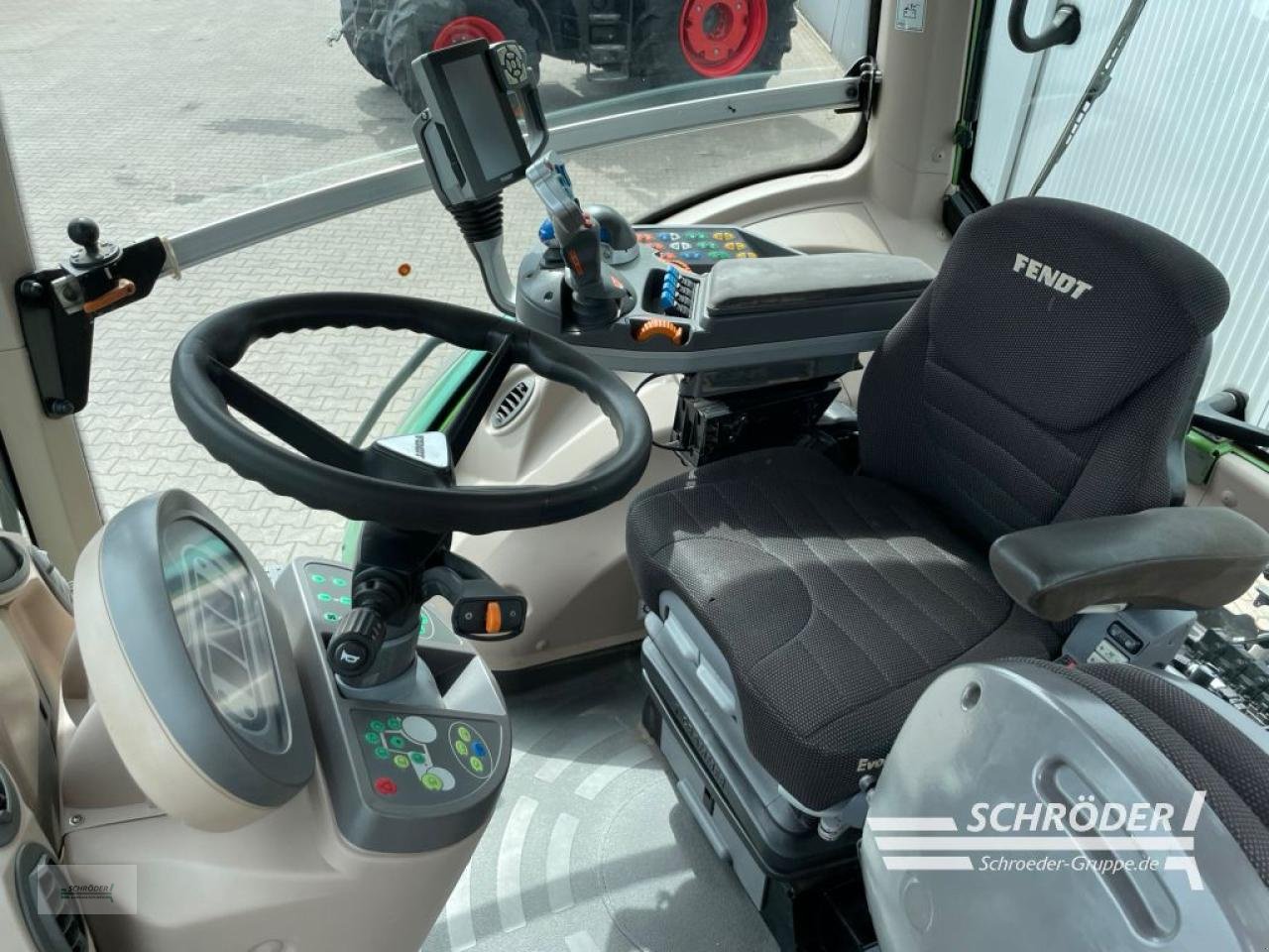 Traktor of the type Fendt 824 VARIO S4 PROFI, Gebrauchtmaschine in Wildeshausen (Picture 14)