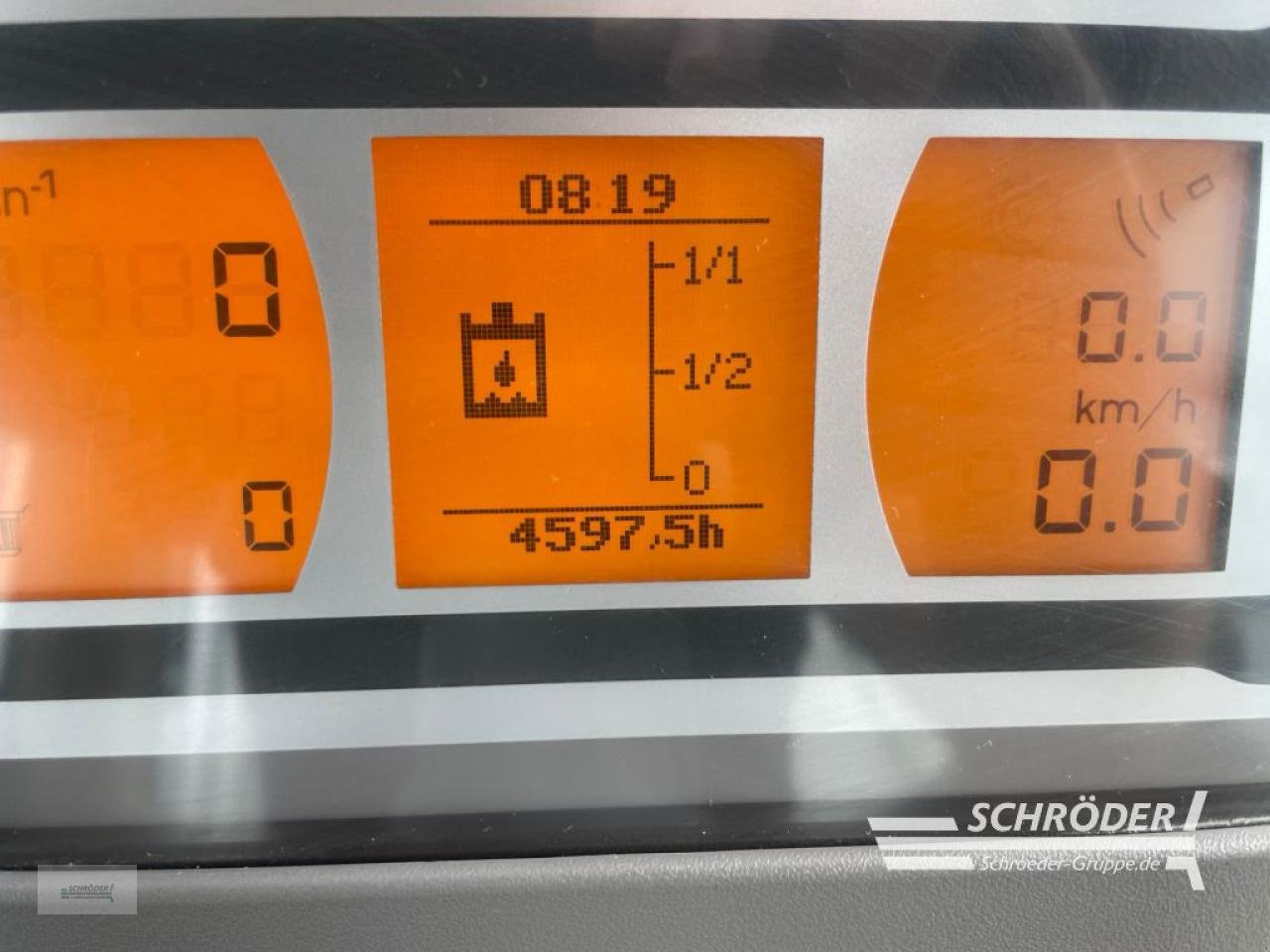 Traktor of the type Fendt 824 VARIO S4 PROFI, Gebrauchtmaschine in Wildeshausen (Picture 16)