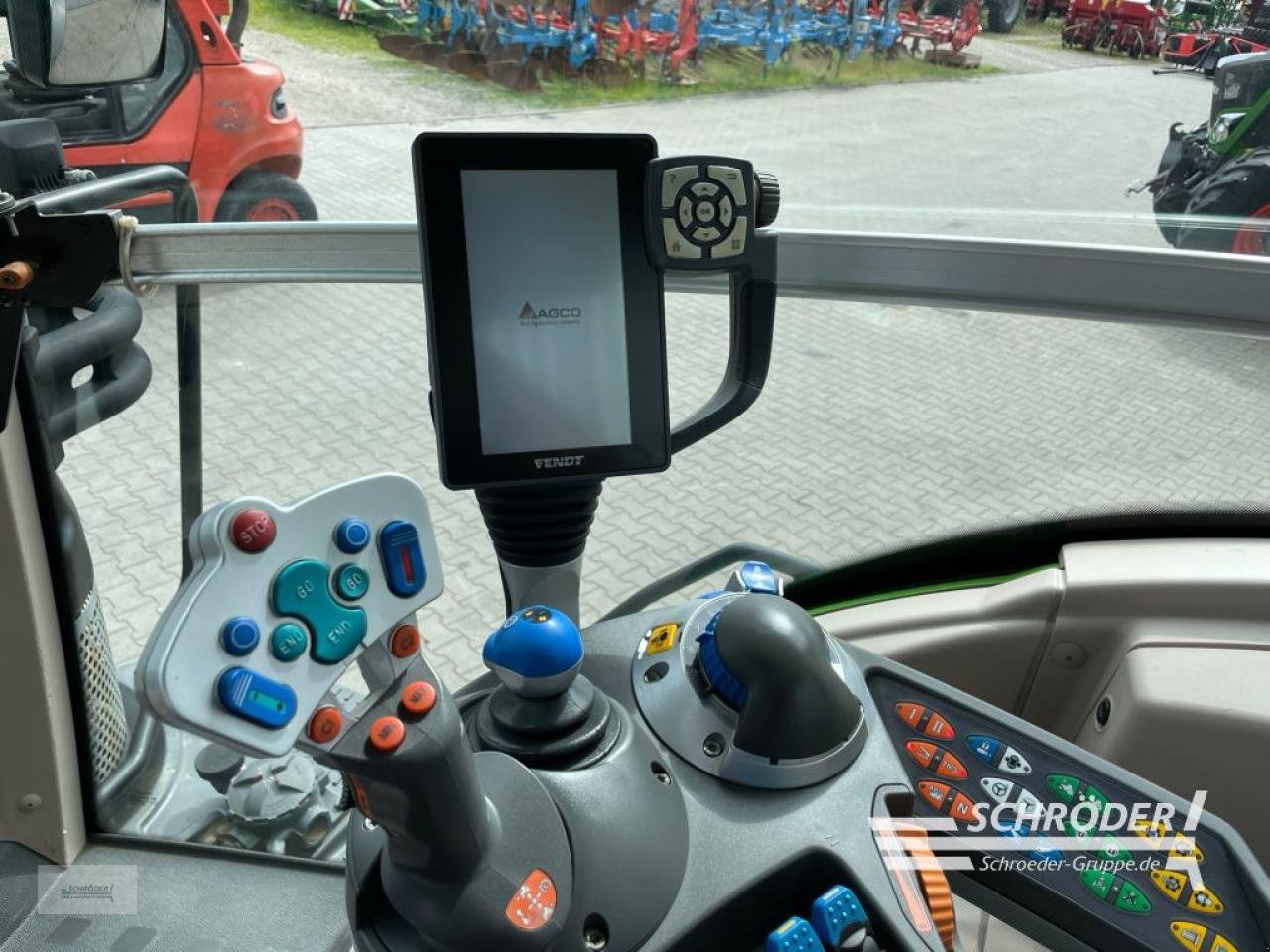 Traktor of the type Fendt 824 VARIO S4 PROFI, Gebrauchtmaschine in Wildeshausen (Picture 17)