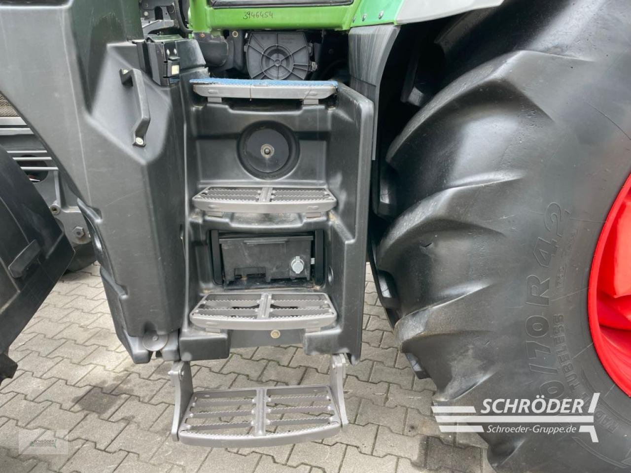 Traktor of the type Fendt 824 VARIO S4 PROFI, Gebrauchtmaschine in Wildeshausen (Picture 18)