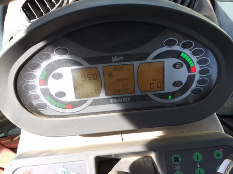 Traktor типа Fendt 826, Gebrauchtmaschine в MONTIGNY LE ROI (Фотография 1)