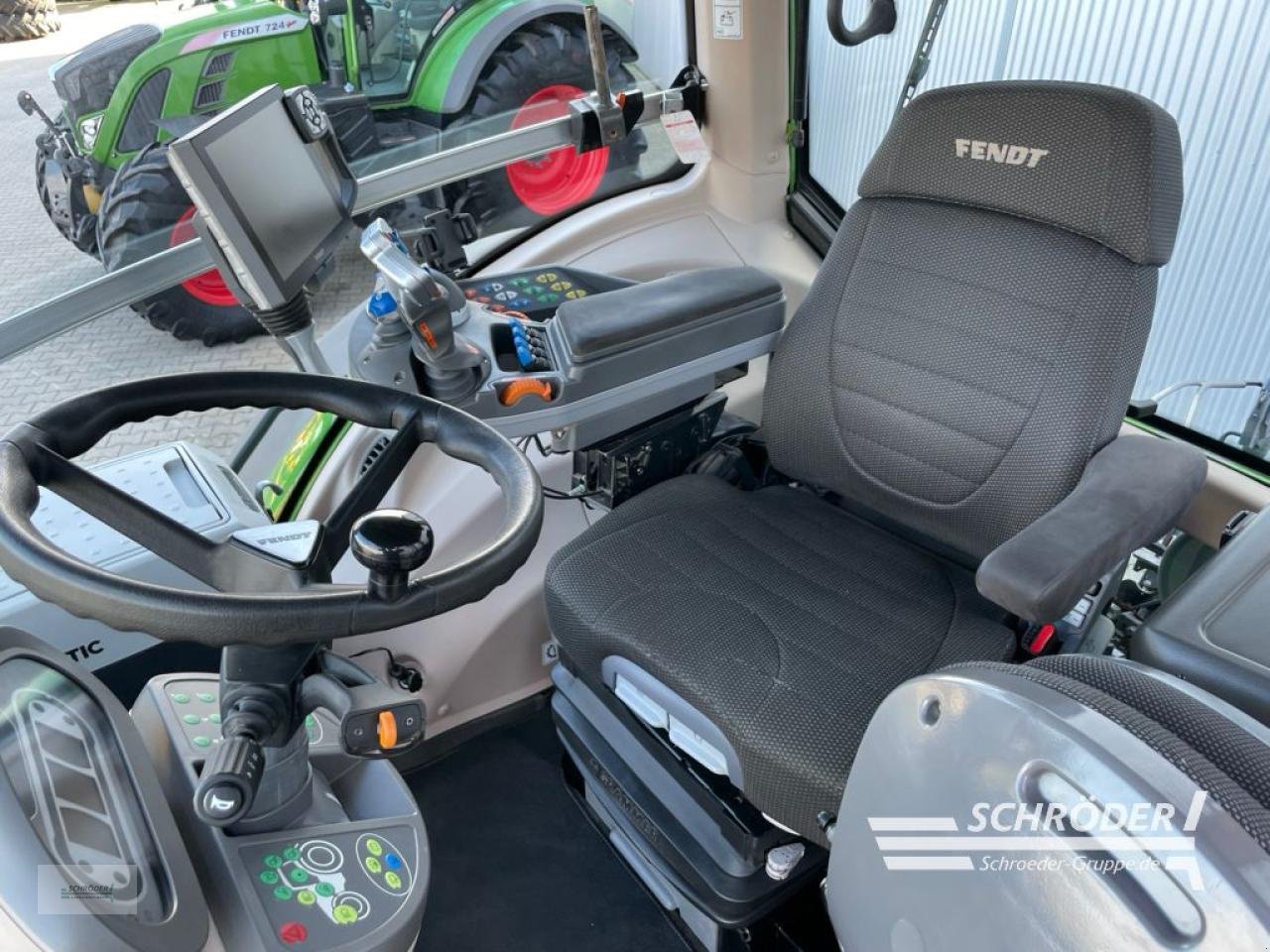 Traktor of the type Fendt 828 S4 PROFI PLUS, Gebrauchtmaschine in Wildeshausen (Picture 11)