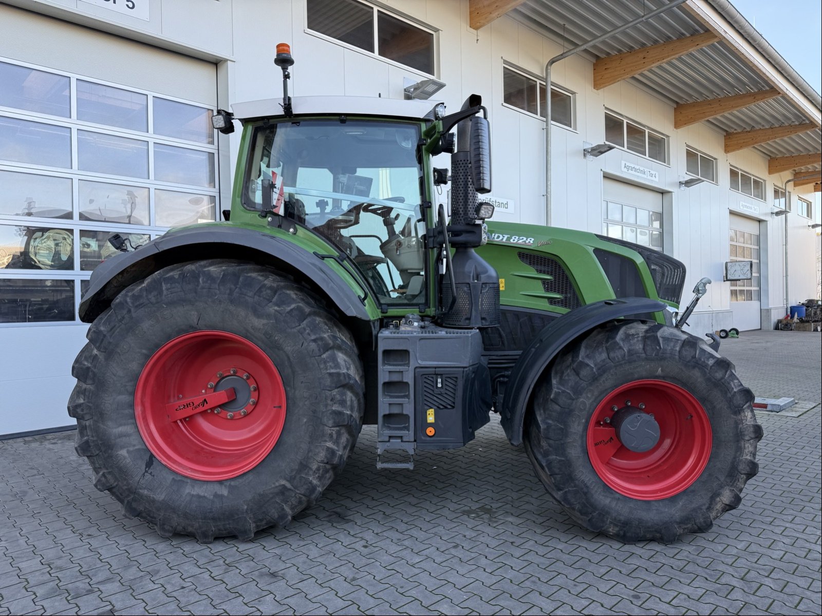 Traktor za tip Fendt 828 Vario ProfiPlus Motor NEU, Gebrauchtmaschine u Bad Oldesloe (Slika 5)