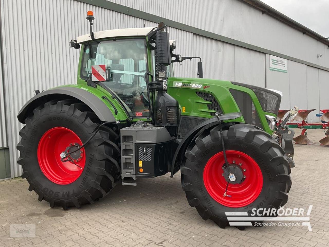 Traktor of the type Fendt 828 VARIO S4 PROFI PLUS, Gebrauchtmaschine in Wildeshausen (Picture 2)