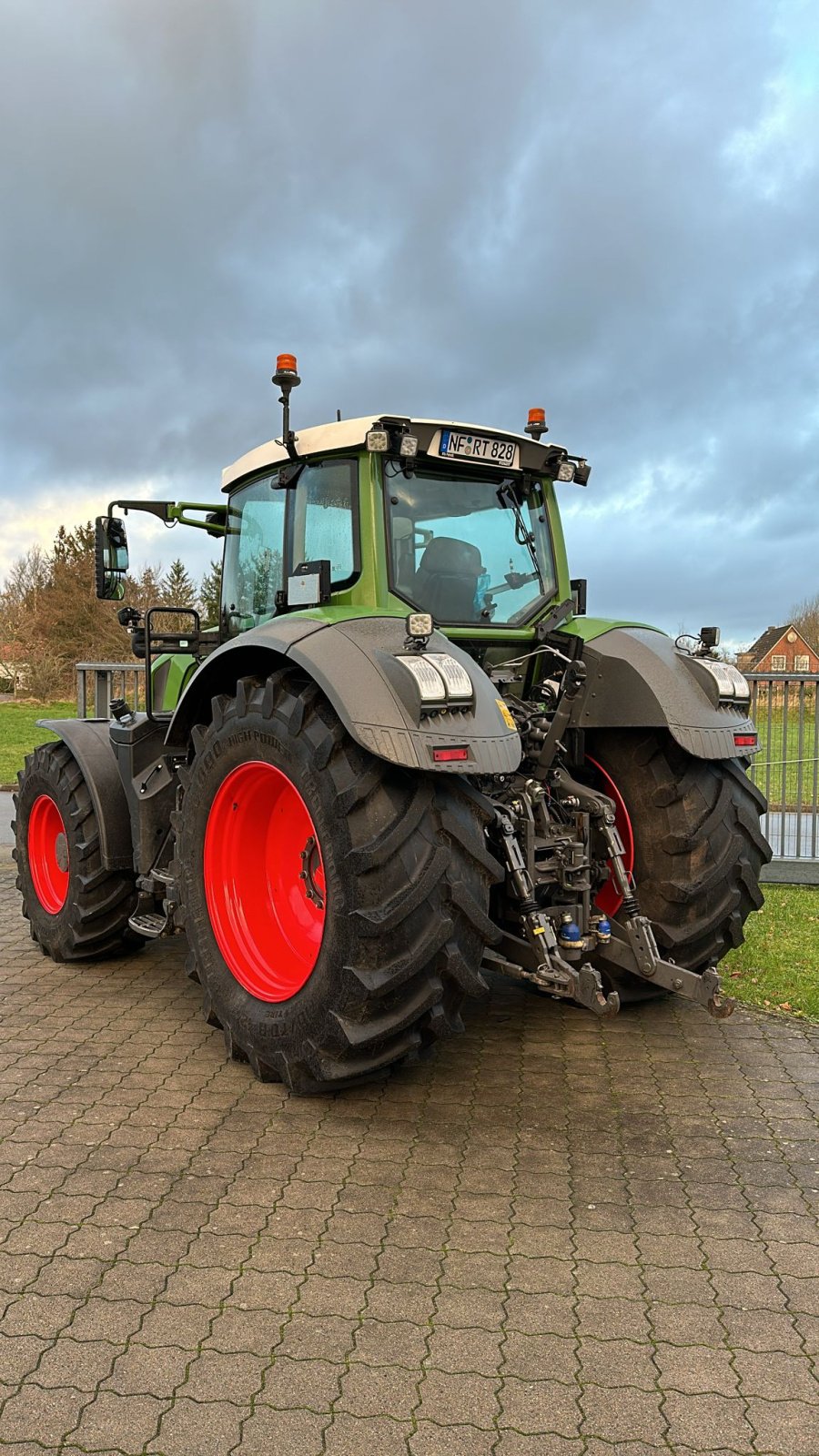 Traktor des Typs Fendt 828 Vario S4 ProfiPlus, Gebrauchtmaschine in Itzehoe (Bild 3)