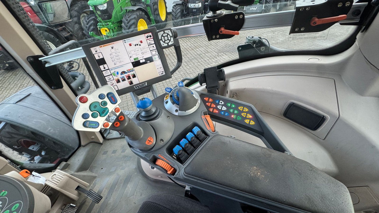 Traktor типа Fendt 828 Vario SCR Profi Plus  MED NÆSTEN NYE DÆK!, Gebrauchtmaschine в Nørager (Фотография 18)