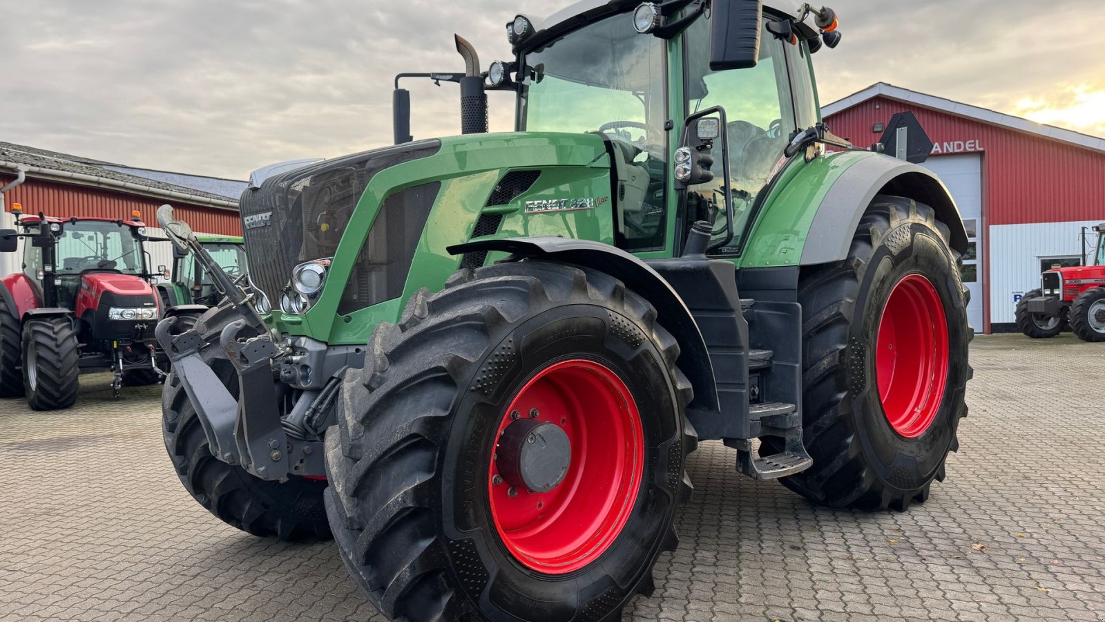 Traktor типа Fendt 828 Vario SCR Profi Plus  MED NÆSTEN NYE DÆK!, Gebrauchtmaschine в Nørager (Фотография 1)
