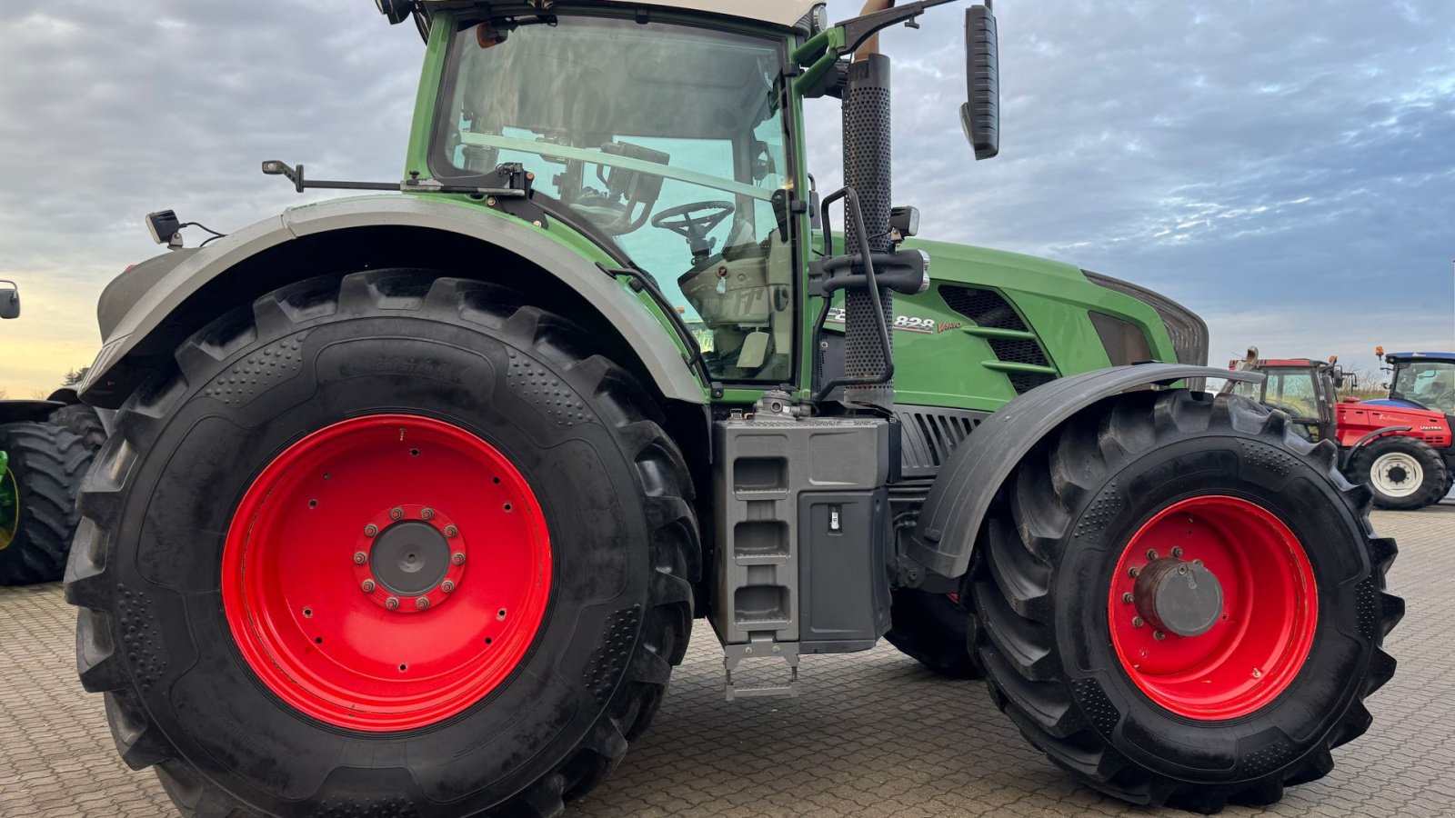 Traktor типа Fendt 828 Vario SCR Profi Plus  MED NÆSTEN NYE DÆK!, Gebrauchtmaschine в Nørager (Фотография 11)