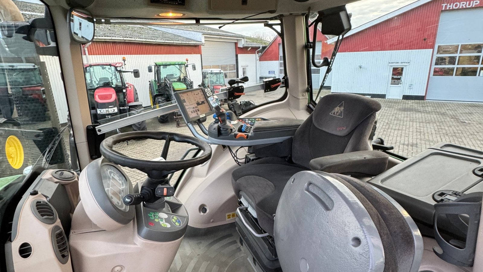 Traktor типа Fendt 828 Vario SCR Profi Plus  MED NÆSTEN NYE DÆK!, Gebrauchtmaschine в Nørager (Фотография 17)