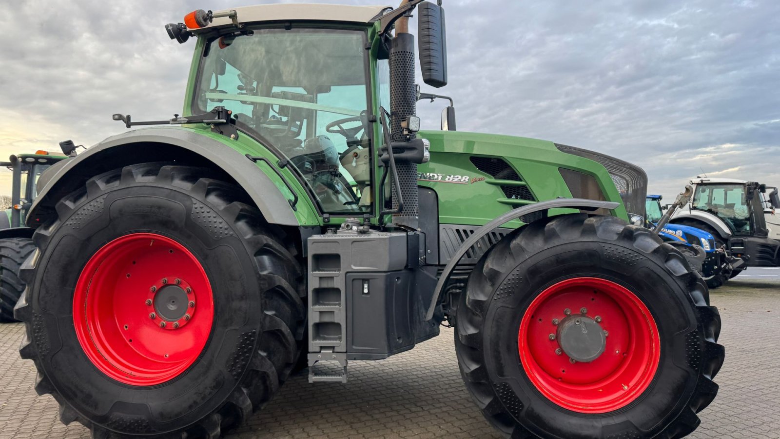 Traktor типа Fendt 828 Vario SCR Profi Plus  MED NÆSTEN NYE DÆK!, Gebrauchtmaschine в Nørager (Фотография 10)
