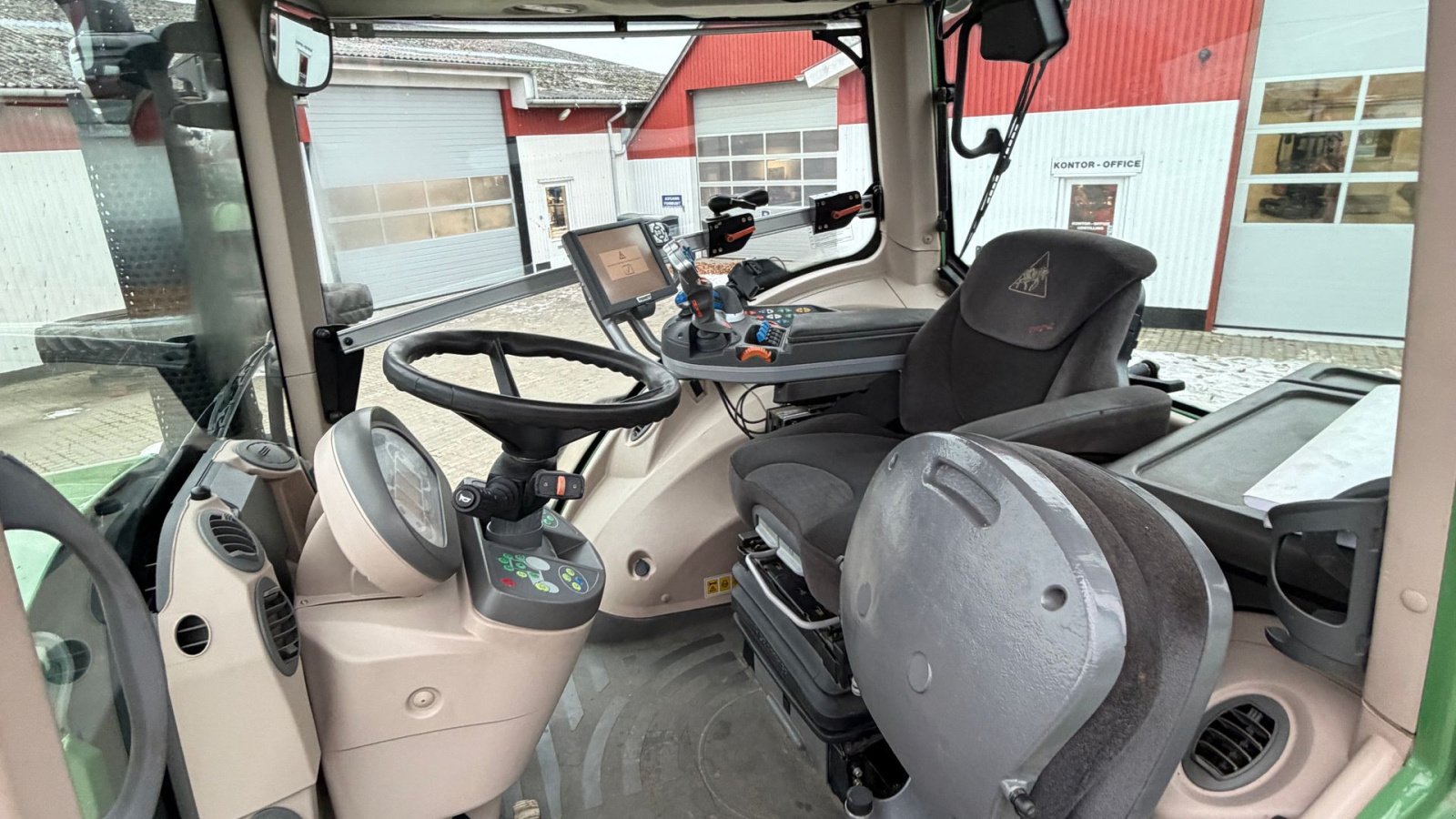 Traktor van het type Fendt 828 Vario SCR Profi Plus  MED NÆSTEN NYE DÆK!, Gebrauchtmaschine in Nørager (Foto 19)