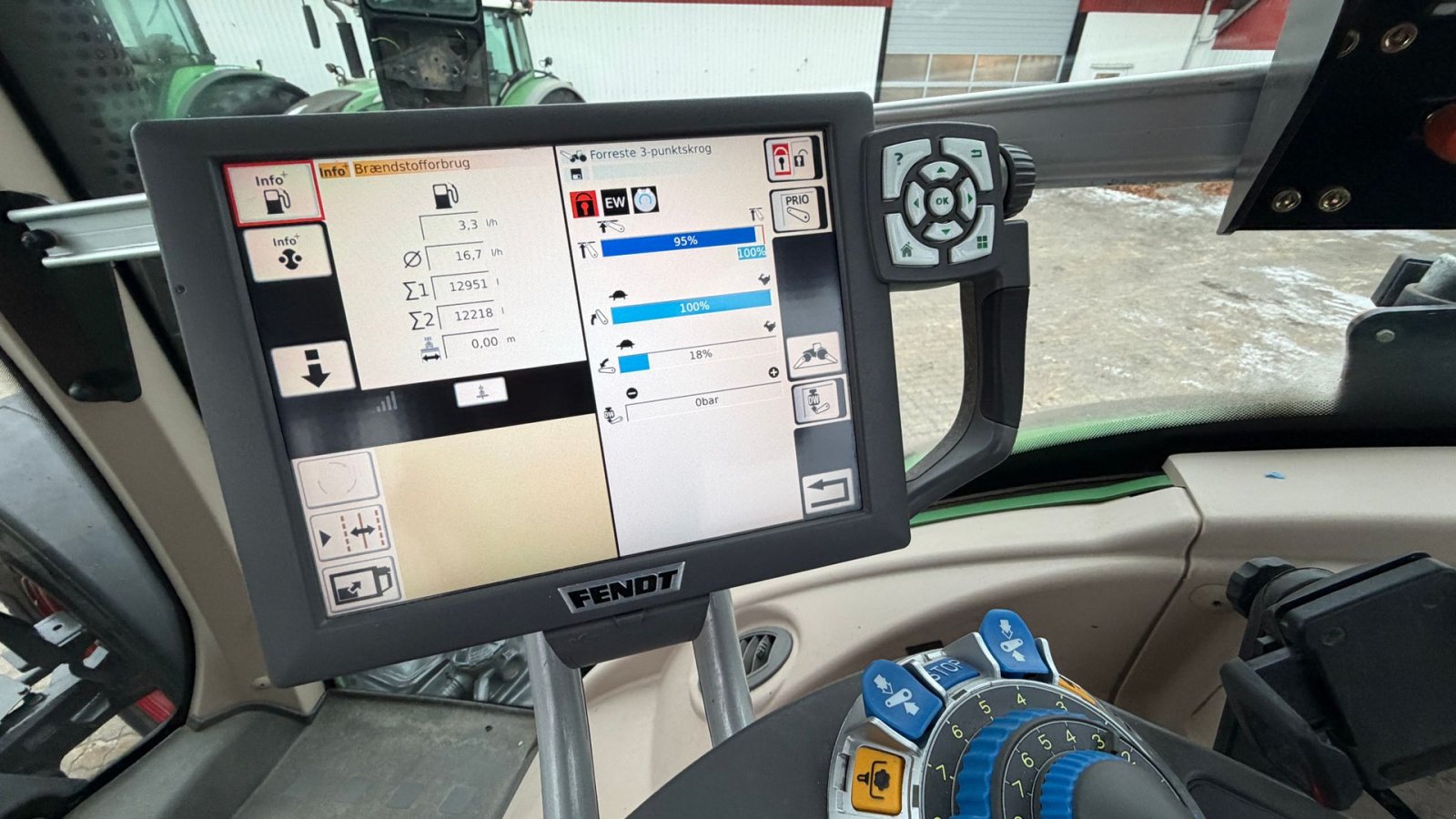 Traktor van het type Fendt 828 Vario SCR Profi Plus  MED NÆSTEN NYE DÆK!, Gebrauchtmaschine in Nørager (Foto 23)