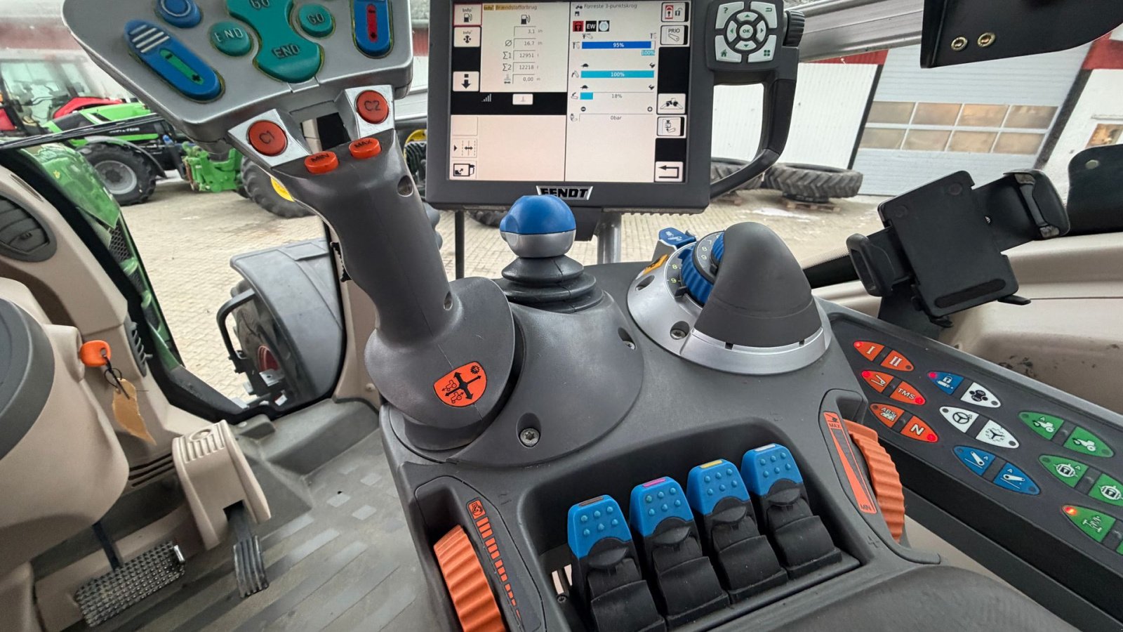 Traktor van het type Fendt 828 Vario SCR Profi Plus  MED NÆSTEN NYE DÆK!, Gebrauchtmaschine in Nørager (Foto 22)