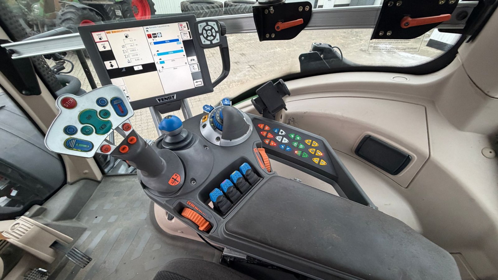 Traktor van het type Fendt 828 Vario SCR Profi Plus  MED NÆSTEN NYE DÆK!, Gebrauchtmaschine in Nørager (Foto 21)